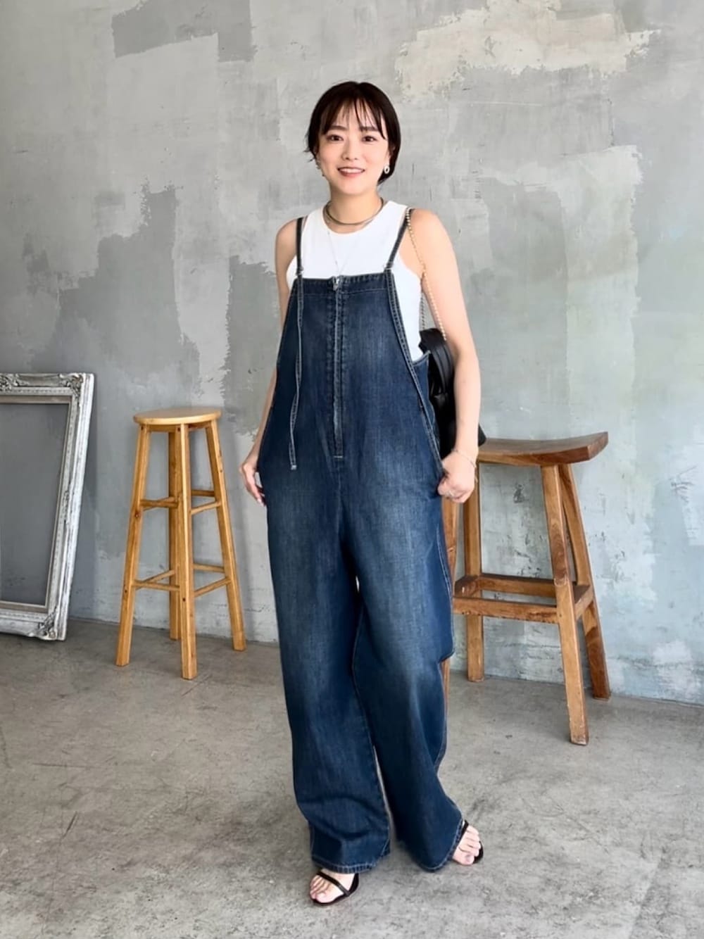 「夏コーデ、フェスコーデ、休日スタイル、おでかけコーデ、シンプルスタイル、大人可愛い、カジュアルコーデ、オトナカジュアル、低身長コーデ、オーバーオール、デニム」｜「RIVE DROITEのカップインアメスリタンク（タンクトップ、ホワイト系）」を使った、RIVE DROITE officialさん（骨格ウェーブ・レディース・157cm）の夏コーディネートの1枚目の写真