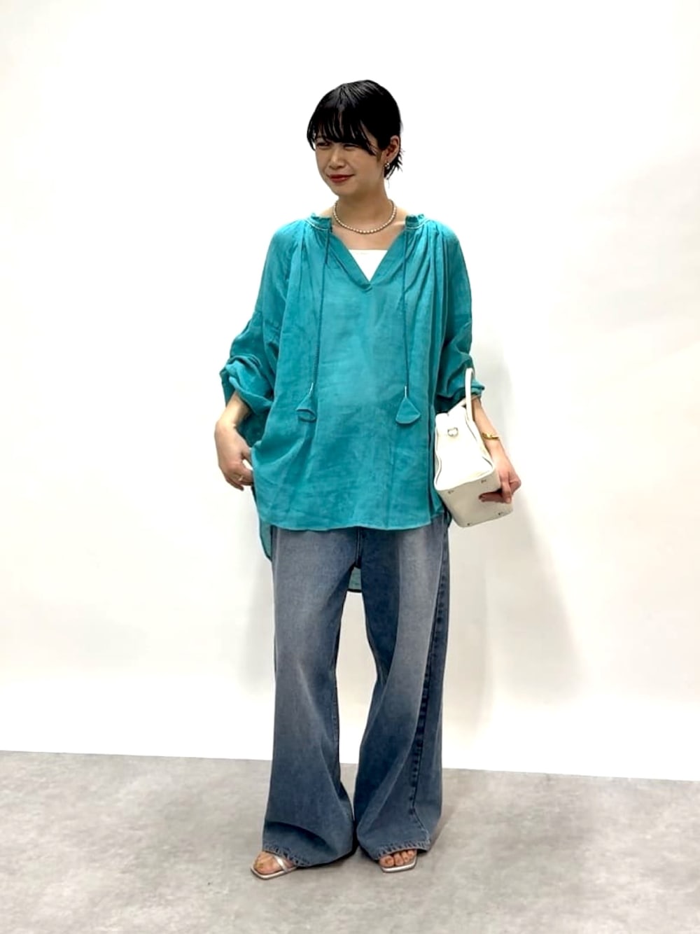 「春色、春めき満開コーデ、大人カジュアル、休日スタイル、デートコーデ、お出かけコーデ、シアートップス、春服コーデ、大人カジュアルコーデ、お花見コーデ、シンプルスタイル、ブルー、シア―ブラウス、デニムパンツ」｜「RIVE DROITEの予約【à Nice （ア ・ニース）】 ビーズ刺繍ブラウス（シャツ/ブラウス、ブルー系）」を使った、RIVE DROITE officialさん（骨格ナチュラル・レディース・163cm）の春コーディネートの1枚目の写真