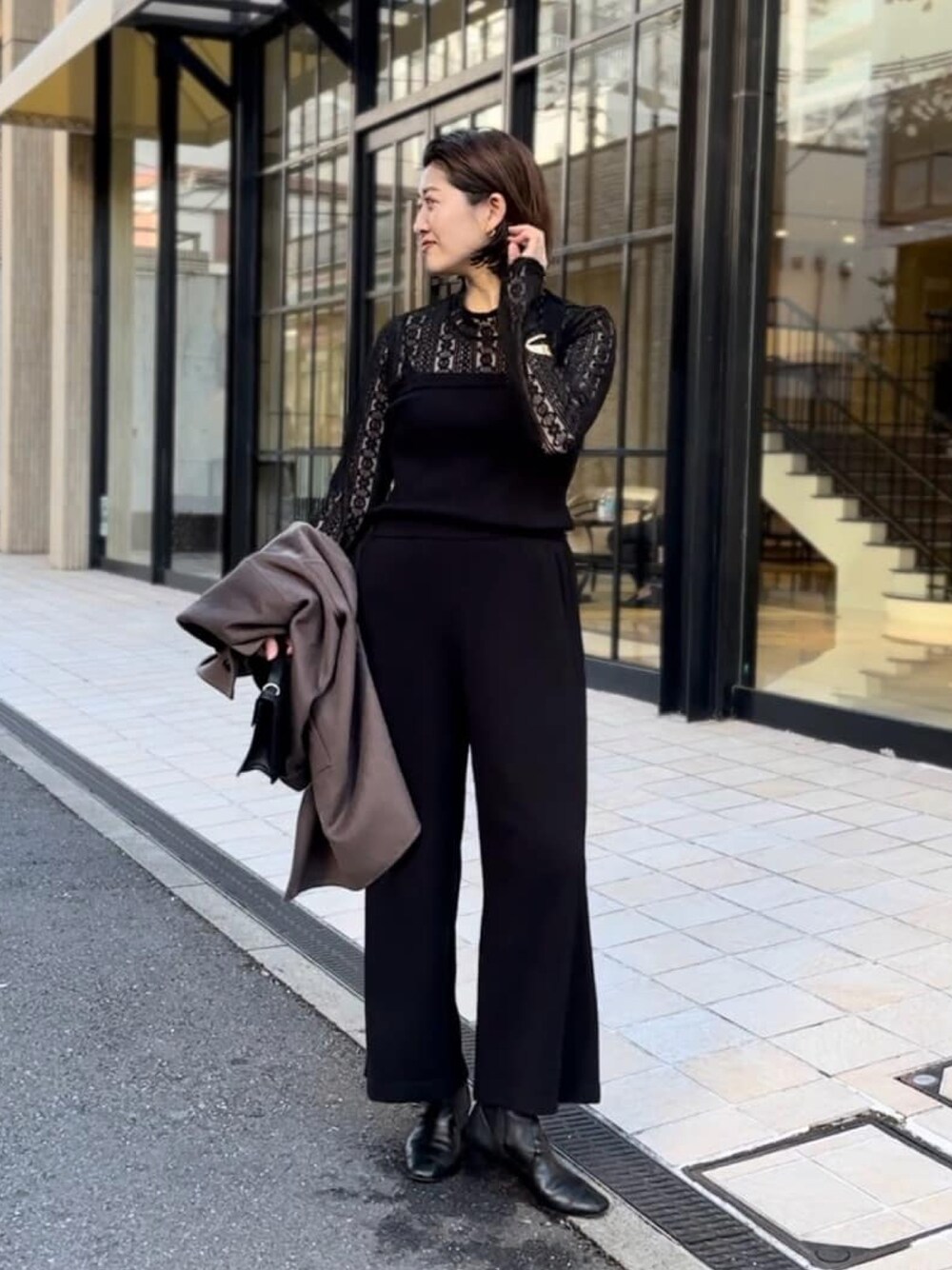 ブラック系のサロペット/オーバーオール、ブラック系のTシャツ/カットソー、ブラウン系のその他アウターを着用したレディースの冬コーディネートの1枚目の写真