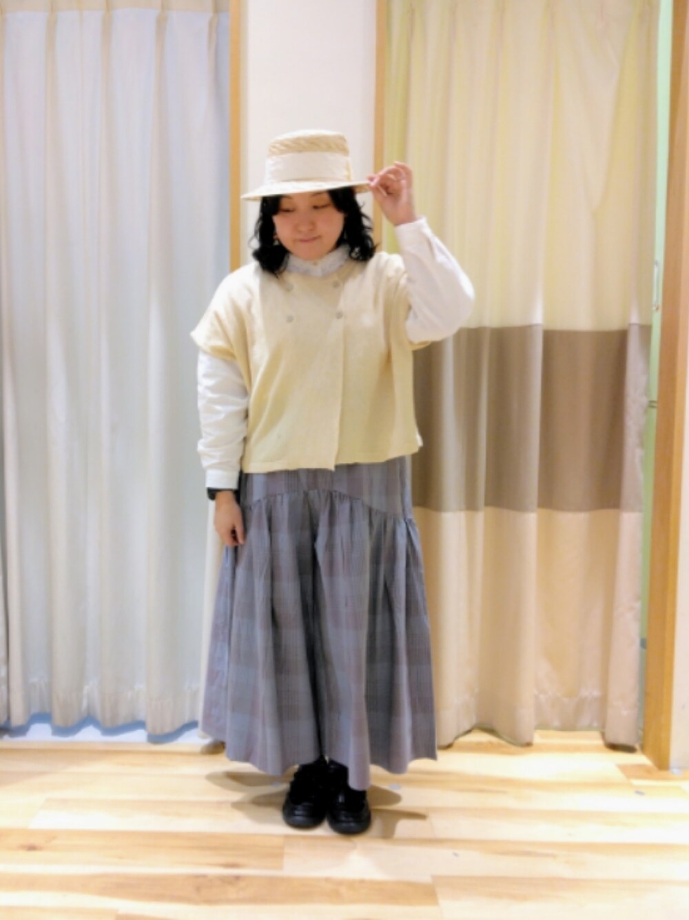 ホワイト系のベスト、グリーン系のその他パンツ、ホワイト系のハットを着用したレディースの冬コーディネートの1枚目の写真