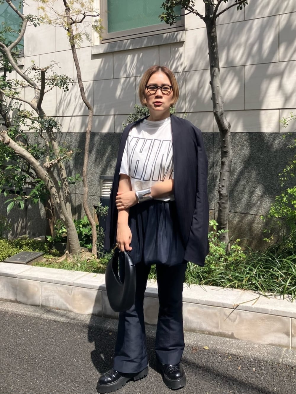 ホワイト系のTシャツ/カットソーを着用したレディースの春コーディネートの1枚目の写真