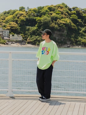 「URBAN RESEARCH（アーバンリサーチ）のWide Dad　GRAPHIC T-SHIRTS WITH HATCH（Tシャツ/カットソー、グリーン系）」を使った、イケコイケさん（メンズ・165cm）の夏コーディネート