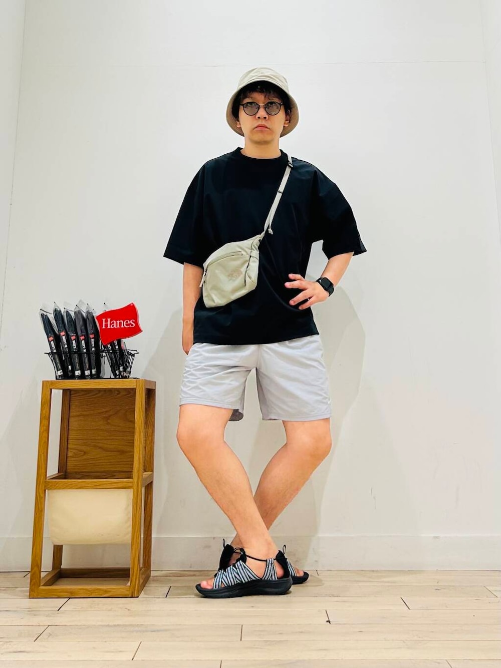 「トップス、メガネ、カジュアル、Tシャツ、キャンプ、サングラス、オーバーサイズ、イージーパンツ、スポーツミックス、別注、デートコーデ、ワントーン、サンダル、カットソー、アウトドア」｜「THE NORTH FACEのTHE NORTH FACE　Capella 2（ショルダーバッグ、グレー系）」を使った、パックマンIIIさん（メンズ・170cm）の夏コーディネートの1枚目の写真