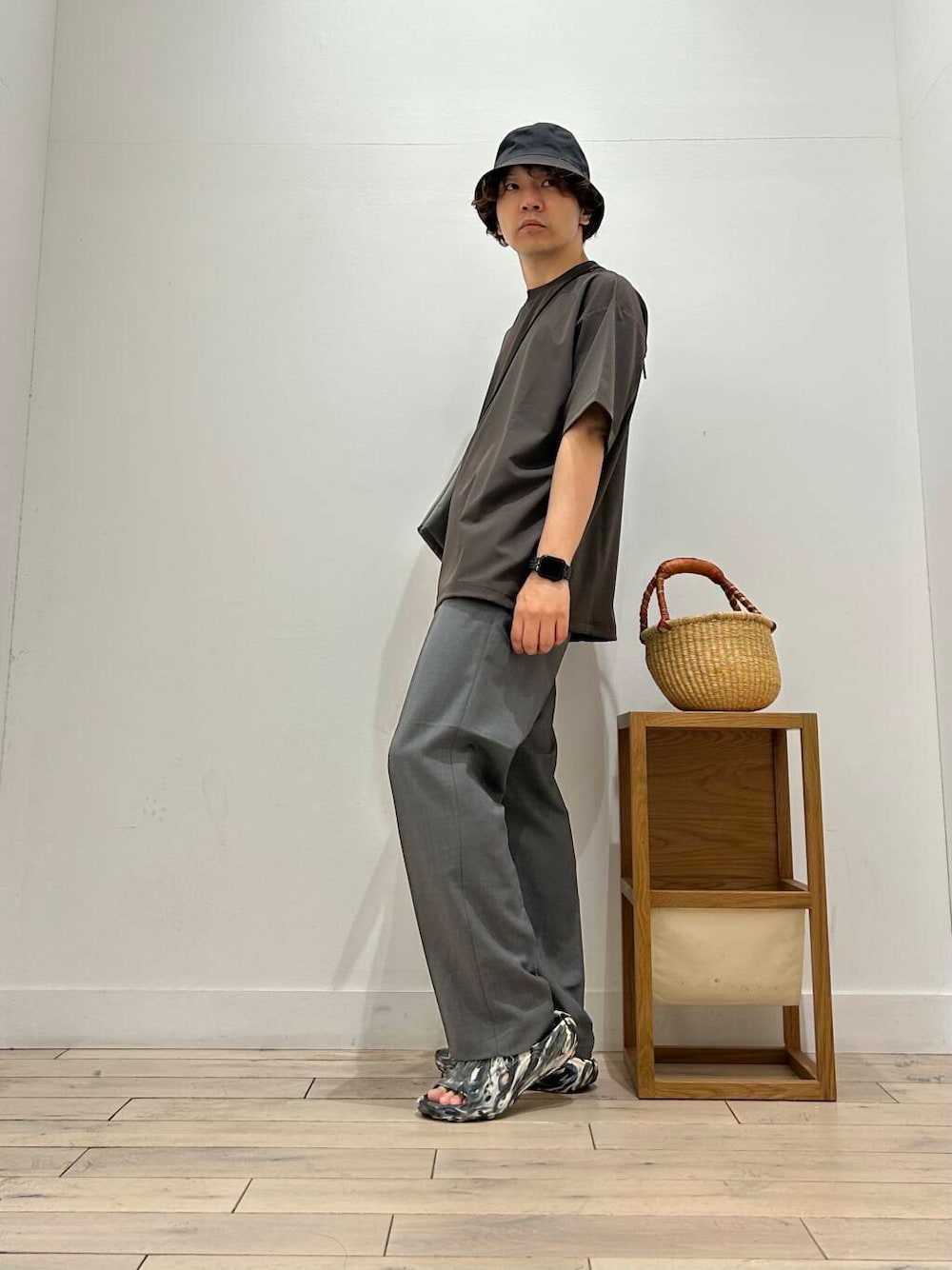 「カジュアル、Tシャツ、スポーツミックス、別注、デートコーデ、サンダル、カットソー、アウトドア、ナチュラル、ハット、クルーネック、ベーシック、シック、休日コーデ、UVカット」｜「KIJIMA TAKAYUKIのKIJIMA TAKAYUKI　BUCKET HAT（ハット、ブラック系）」を使った、君と洋服を繋ぐ者パックマンさん（メンズ・170cm）の春コーディネートの1枚目の写真