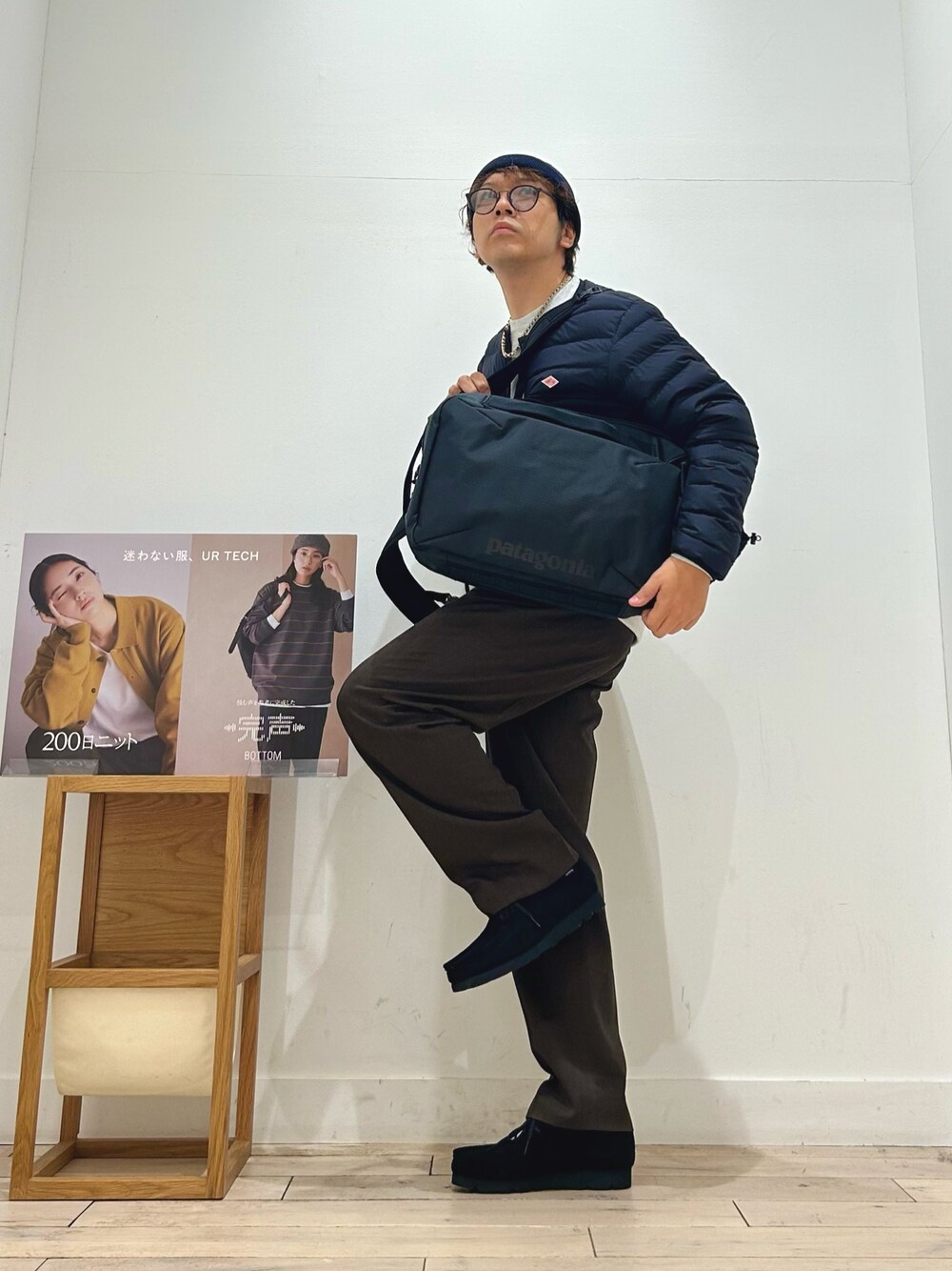 ベージュ系のスウェット、ブラック系のその他アウター、ブラウン系のその他パンツを着用したメンズの秋コーディネートの1枚目の写真