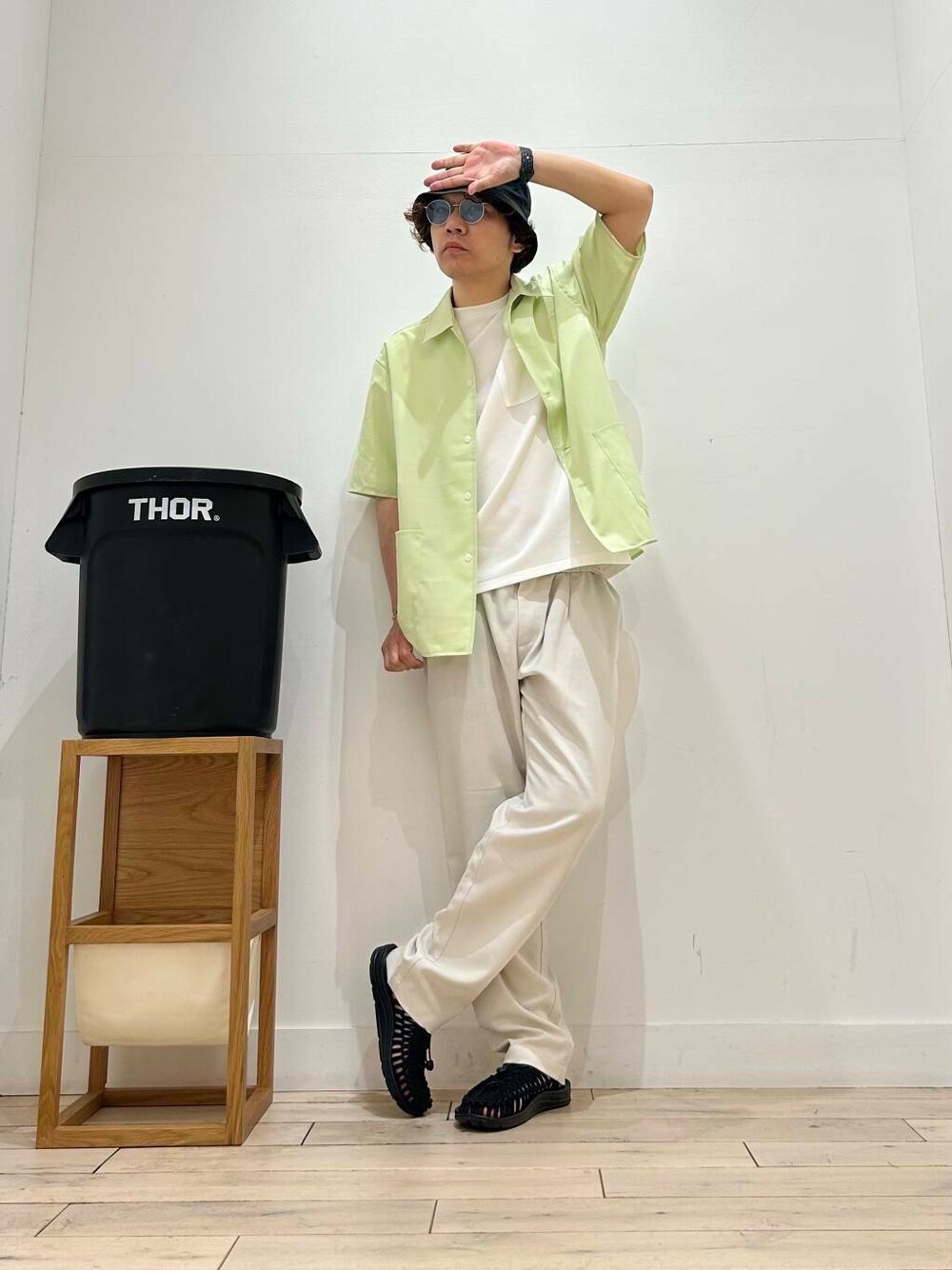 「カジュアル、Tシャツ、スポーツミックス、デートコーデ、ブラウス、カットソー、アウトドア、ハット、半袖シャツ、クルーネック、ベーシック、休日コーデ、吸水速乾、newarrival、休日スタイル」｜「KIJIMA TAKAYUKIのKIJIMA TAKAYUKI　BUCKET HAT（ハット、ブラック系）」を使った、君と洋服を繋ぐ者パックマンさん（メンズ・170cm）の春コーディネートの1枚目の写真