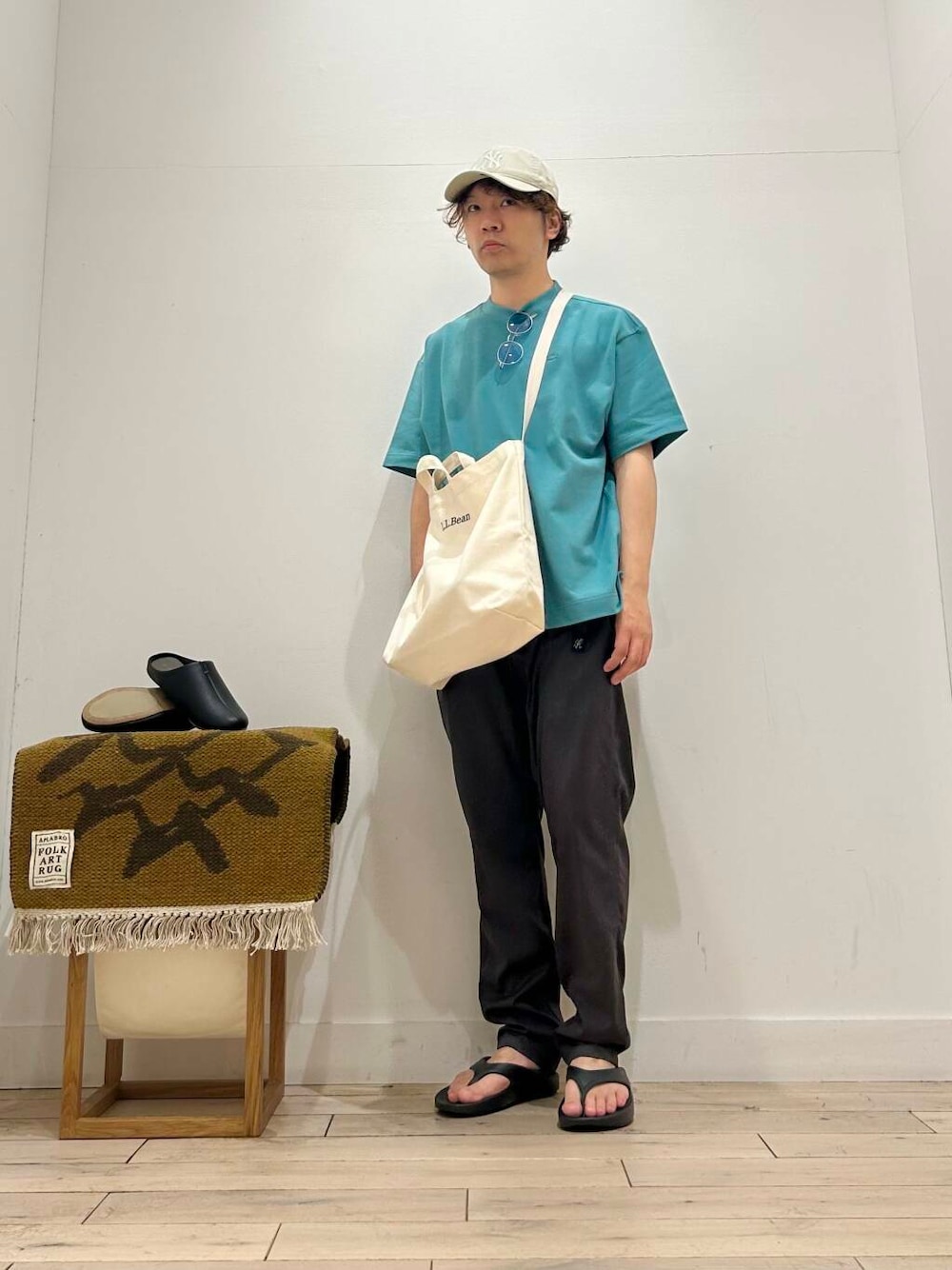 「カジュアル、Tシャツ、スポーツミックス、別注、デートコーデ、カットソー、アウトドア、Gramicci、クルーネック、LACOSTE、newarrival、OOFOS、休日スタイル、doors、フェスコーデ」｜「Gramicciの『別注』GRAMICCI　StretchGabardinePants（その他パンツ、グレー系）」を使った、パックマンIIIさん（メンズ・170cm）の春コーディネートの1枚目の写真