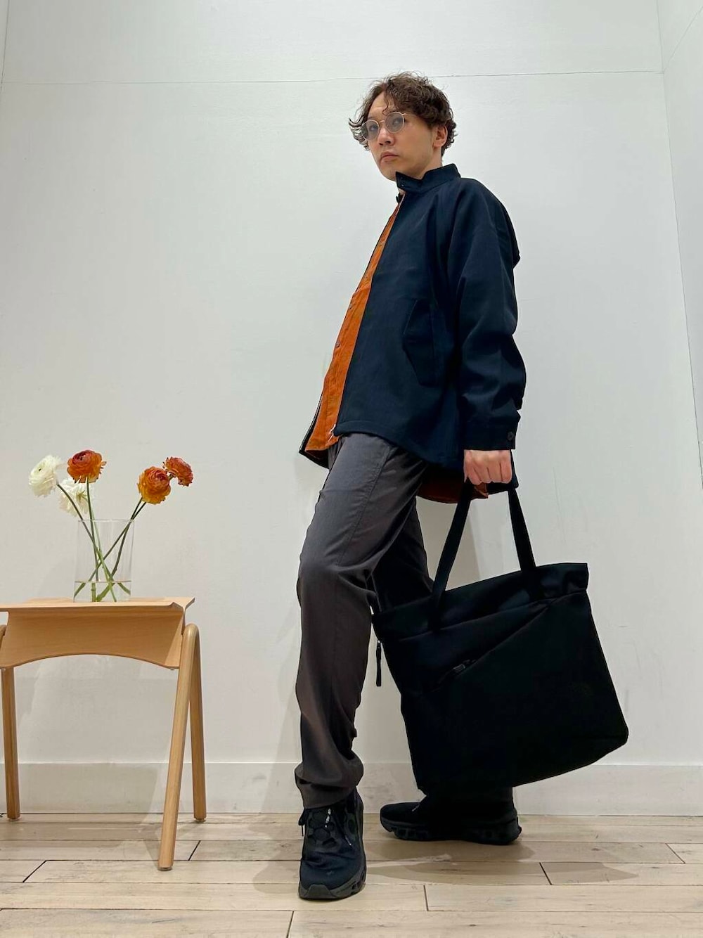 「カジュアル、オレンジ、サングラス、別注、デートコーデ、Gramicci、吸水速乾、バンドカラーシャツ、オフスタイル、通気性、30代、お出かけコーデ、デートスタイル、清涼感、スプリング」｜「Gramicciの『別注』GRAMICCI　StretchGabardinePants（その他パンツ、グレー系）」を使った、パックマンIIIさん（メンズ・170cm）の春コーディネートの1枚目の写真