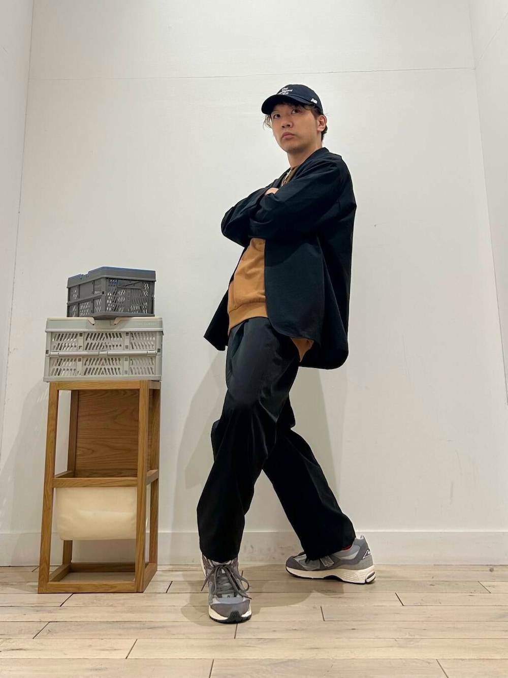 「ジャケット、カジュアル、Tシャツ、スポーツミックス、別注、デートコーデ、ワイドシルエット、カットソー、アウトドア、テーラードジャケット、NANGA、クルーネック、ベーシック、休日コーデ、UVカット」｜「NEW BALANCEのNEW BALANCE　U2002RCB（スニーカー、グレー系）」を使った、パックマンIIIさん（メンズ・170cm）の春コーディネートの1枚目の写真