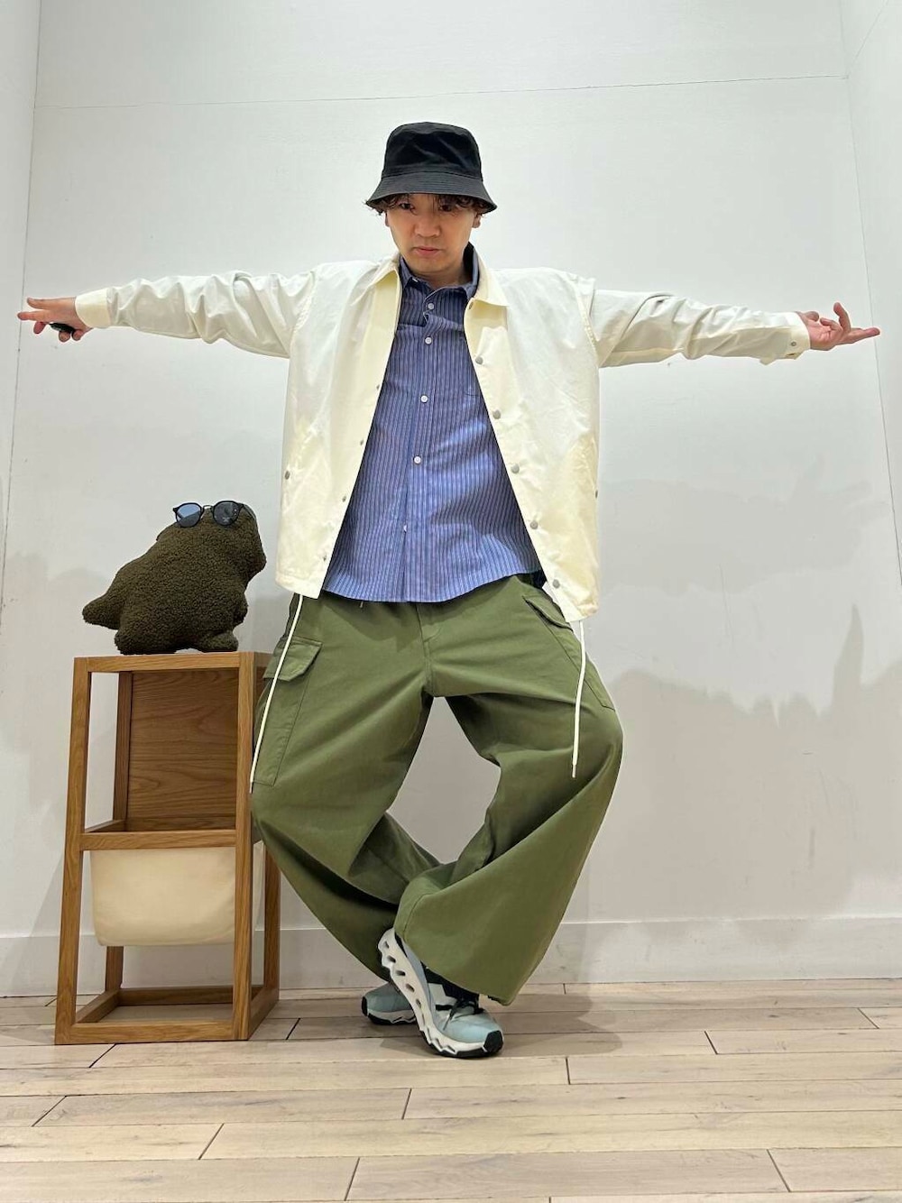 「カジュアル、デートコーデ、白、カーゴパンツ、カーキ、アウトドア、コーチジャケット、ハット、旅行、セレモニースタイル、スポーティー、UVカット、オフスタイル、20代、通気性」｜「KIJIMA TAKAYUKIのKIJIMA TAKAYUKI　BUCKET HAT（ハット、ブラック系）」を使った、君と洋服を繋ぐ者パックマンさん（メンズ・170cm）の春コーディネートの1枚目の写真