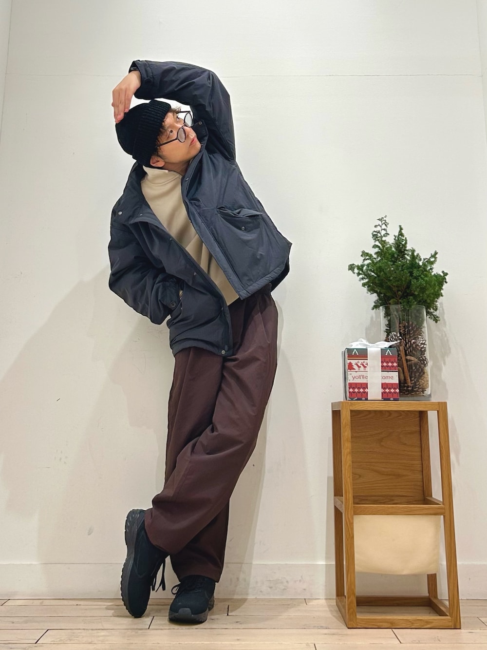 グレー系のモッズコート、ベージュ系のスウェット、ブラック系のTシャツ/カットソーを着用したメンズの秋コーディネートの1枚目の写真