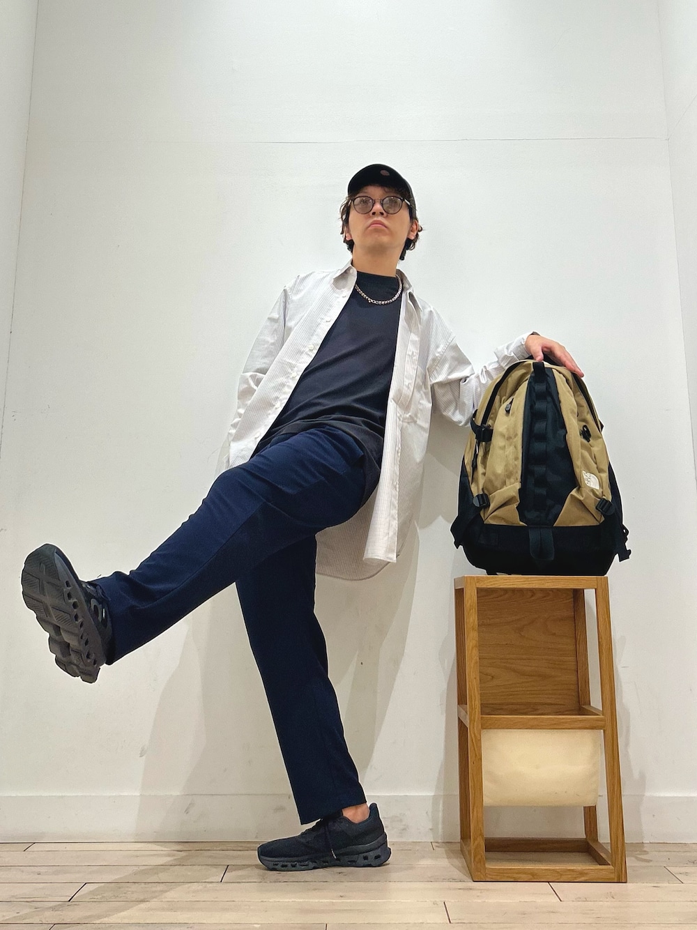 ブルー系のバックパック/リュック、その他のシャツ/ブラウス、グレー系のTシャツ/カットソーを着用したメンズの秋コーディネートの1枚目の写真
