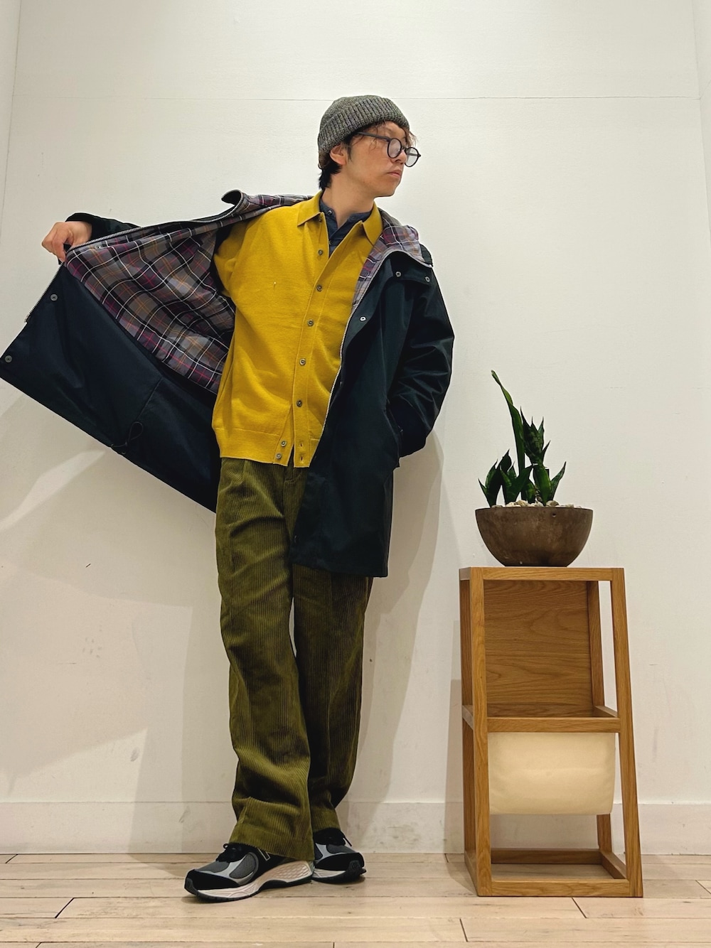 イエロー系のカーディガン/ボレロ、ブルー系のシャツ/ブラウス、ブラック系のその他アウターを着用したメンズの秋コーディネートの1枚目の写真