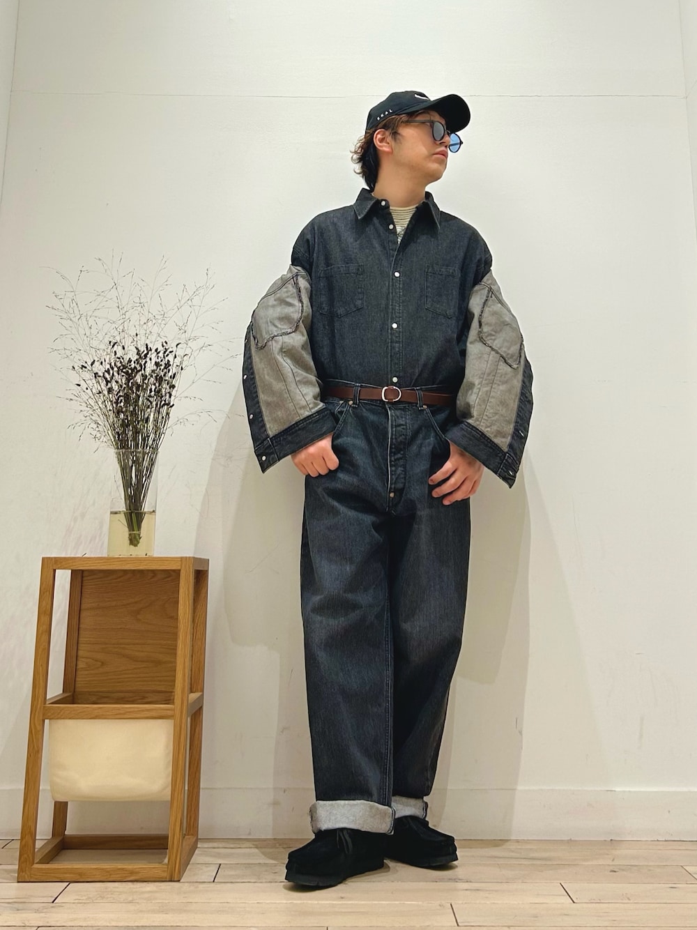 ブラック系のシャツ/ブラウス、その他のニット/セーター、ブラック系のデニムパンツを着用したメンズの秋コーディネートの1枚目の写真