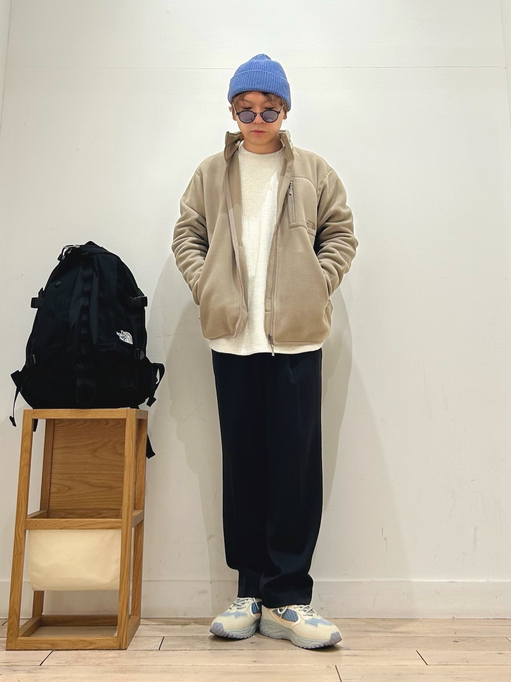 ブラウン系のその他アウター、ホワイト系のTシャツ/カットソー、ブラック系のバックパック/リュックを着用したメンズの秋コーディネートの1枚目の写真