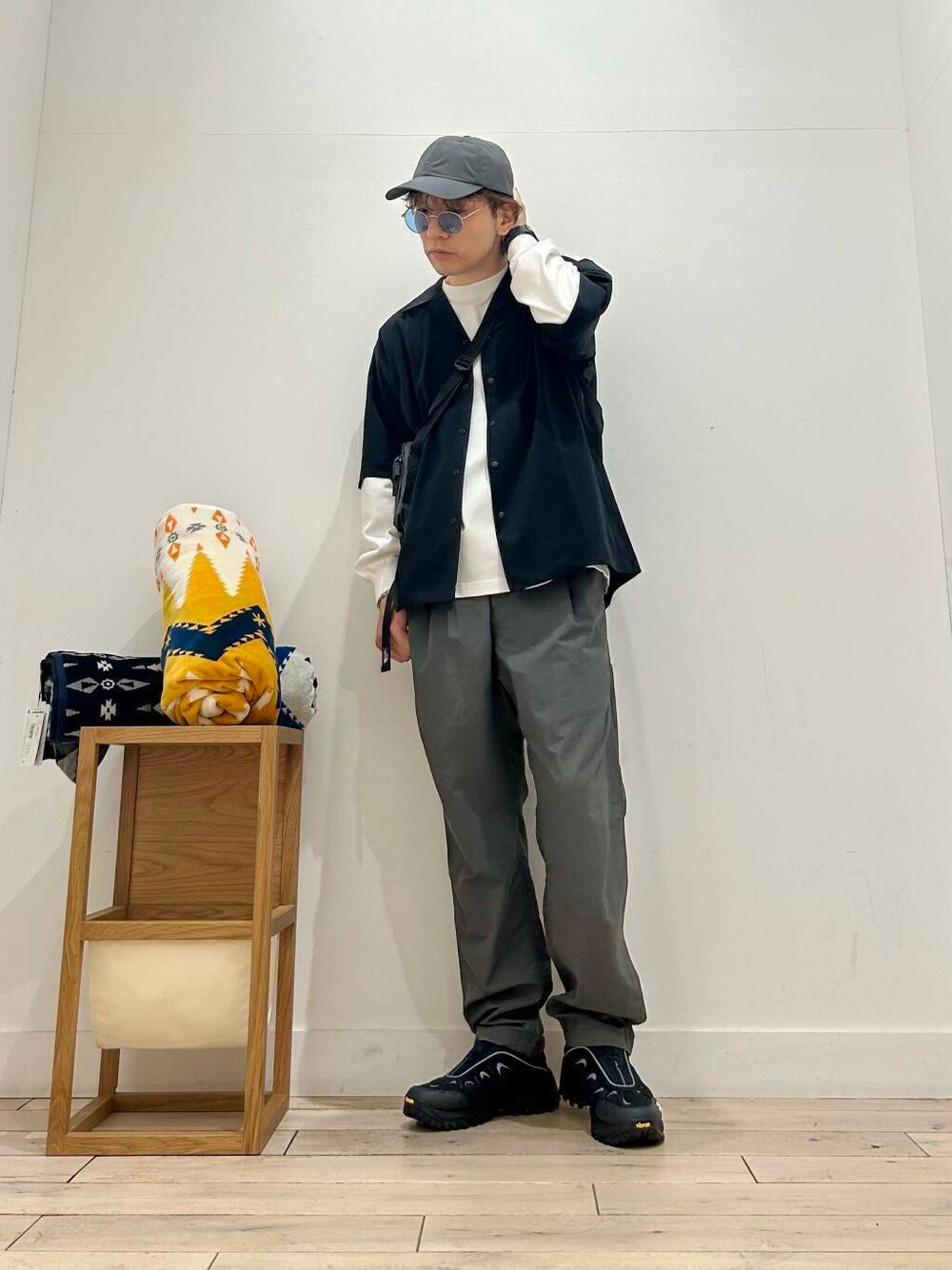 「サングラス、スポーツミックス、別注、デートコーデ、ブラウス、アウトドア、Gramicci、雨の日コーデ、セレモニースタイル、シック、スポーティー、吸水速乾、newarrival、ピクニック、THENORTHFACE」｜「Gramicciの『撥水』『別注』GRAMICCI　アクティブナイロンパンツ（その他パンツ、グレー系）」を使った、君と洋服を繋ぐ者パックマンさん（メンズ・170cm）の春コーディネートの1枚目の写真