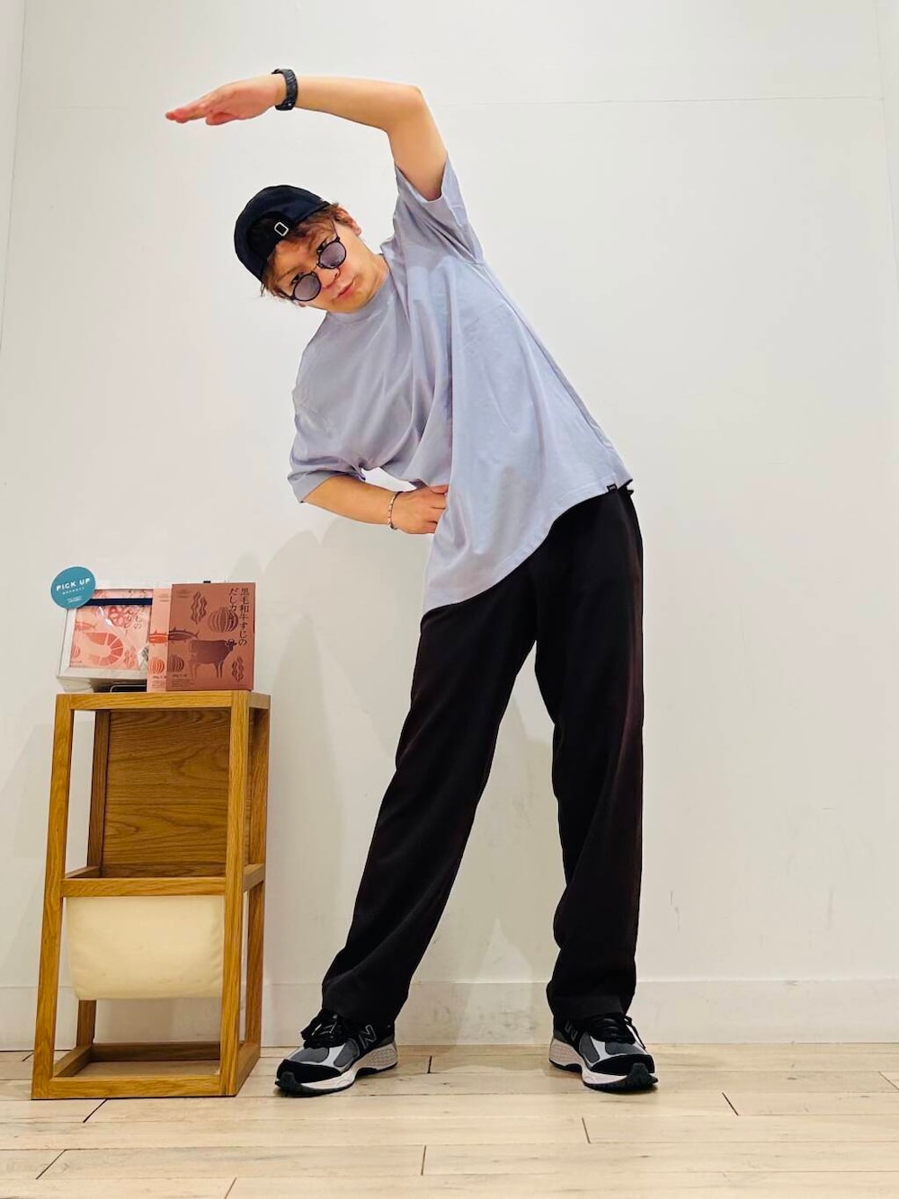 ブラウン系のその他パンツ、ブラック系のスニーカー、ブルー系のTシャツ/カットソーを着用したメンズの夏コーディネートの1枚目の写真