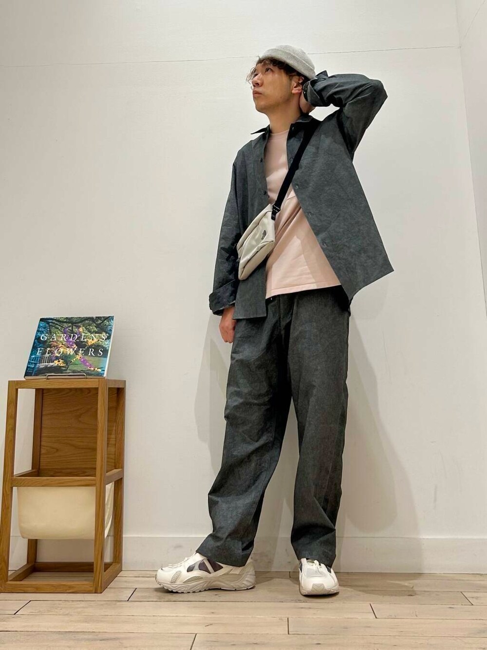 「セットアップ、カジュアル、サングラス、デートコーデ、旅行、セレモニースタイル、シック、UVカット、doors、オフスタイル、きれいめコーデ、コットン100%、moonSTAR、20代、30代」｜「URBAN RESEARCH DOORSのSSロールワッチ（ニットキャップ/ビーニー、グレー系）」を使った、パックマンIIIさん（メンズ・170cm）の春コーディネートの1枚目の写真