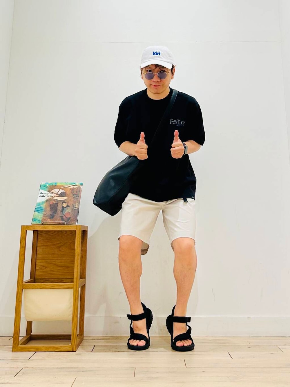 「トップス、メガネ、カジュアル、Tシャツ、キャンプ、サングラス、オーバーサイズ、イージーパンツ、スポーツミックス、別注、デートコーデ、ワントーン、サンダル、FORK&SPOON、カットソー」｜「FORK&SPOONのFORK&SPOON　TEC LINENショートパンツ（その他パンツ、グレー系）」を使った、パックマンIIIさん（メンズ・170cm）の夏コーディネートの1枚目の写真