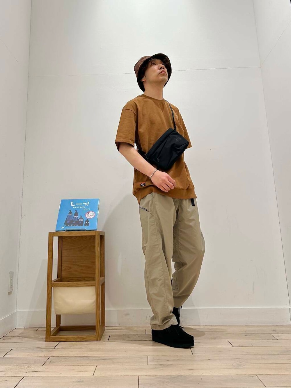 「カジュアル、clarks、スポーツミックス、別注、デートコーデ、ブラウン、NANGA、半袖シャツ、春コーデ、休日コーデ、吸水速乾、newarrival、THENORTHFACE、休日スタイル、doors」｜「ClarksのClarks　WallabeeGTX（ブーツ、ブラック系）」を使った、君と洋服を繋ぐ者パックマンさん（メンズ・170cm）の春コーディネートの1枚目の写真