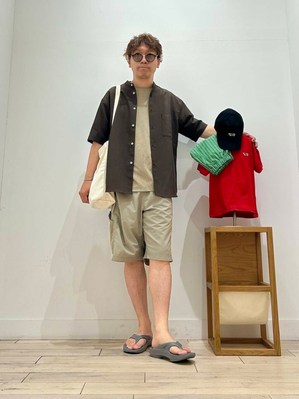 「シャツ、トップス、シャツスタイル、メガネ、カジュアル、Tシャツ、キャンプ、サングラス、オーバーサイズ、スポーツミックス、別注、デートコーデ、シンプルコーデ、サンダル、ブラウス」｜「OOFOSのOOFOS　Ooriginal（サンダル、グレー系）」を使った、君と洋服を繋ぐ者パックマンさん（メンズ・170cm）の夏コーディネートの1枚目の写真