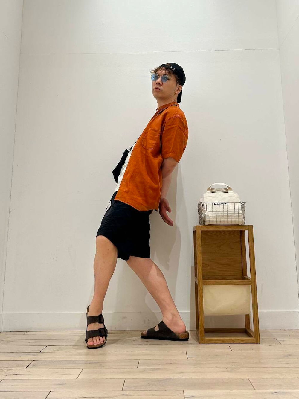 「トップス、カジュアル、Tシャツ、オレンジ、サングラス、オーバーサイズ、スポーツミックス、別注、デートコーデ、ショルダーバッグ、サンダル、キャップ、カットソー、アウトドア、ナチュラル」｜「URBAN RESEARCH DOORSのメタルフレーム(調光&偏光レンズ)（メガネ、ブルー系）」を使った、君と洋服を繋ぐ者パックマンさん（メンズ・170cm）の春コーディネートの1枚目の写真