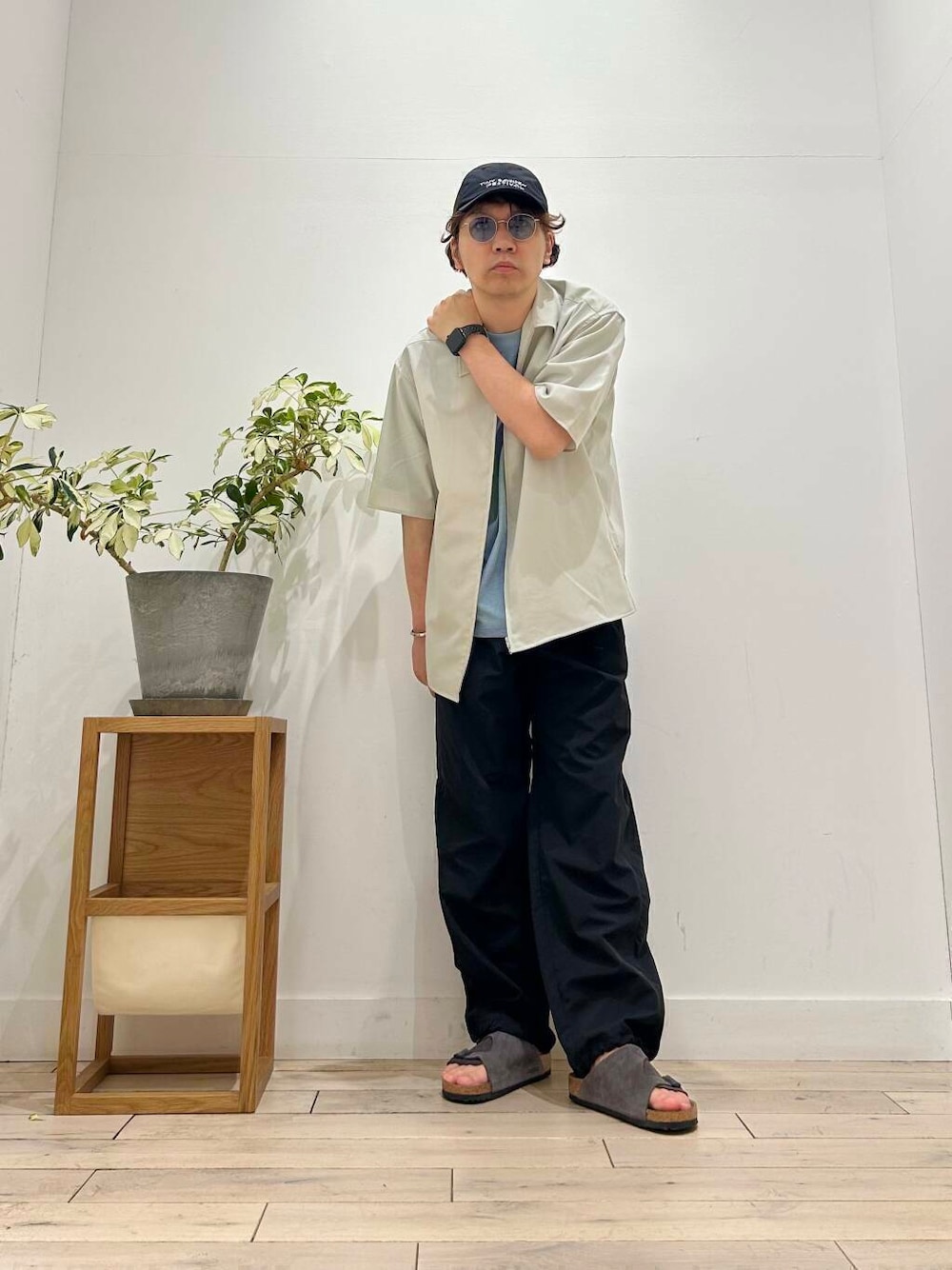 「カジュアル、Tシャツ、スポーツミックス、別注、デートコーデ、キャップ、ブラウス、カットソー、アウトドア、半袖シャツ、クルーネック、ベーシック、休日コーデ、UVカット、吸水速乾」｜「URBAN RESEARCH DOORSのメタルフレーム(調光&偏光レンズ)（メガネ、ブラック系）」を使った、君と洋服を繋ぐ者パックマンさん（メンズ・170cm）の春コーディネートの1枚目の写真