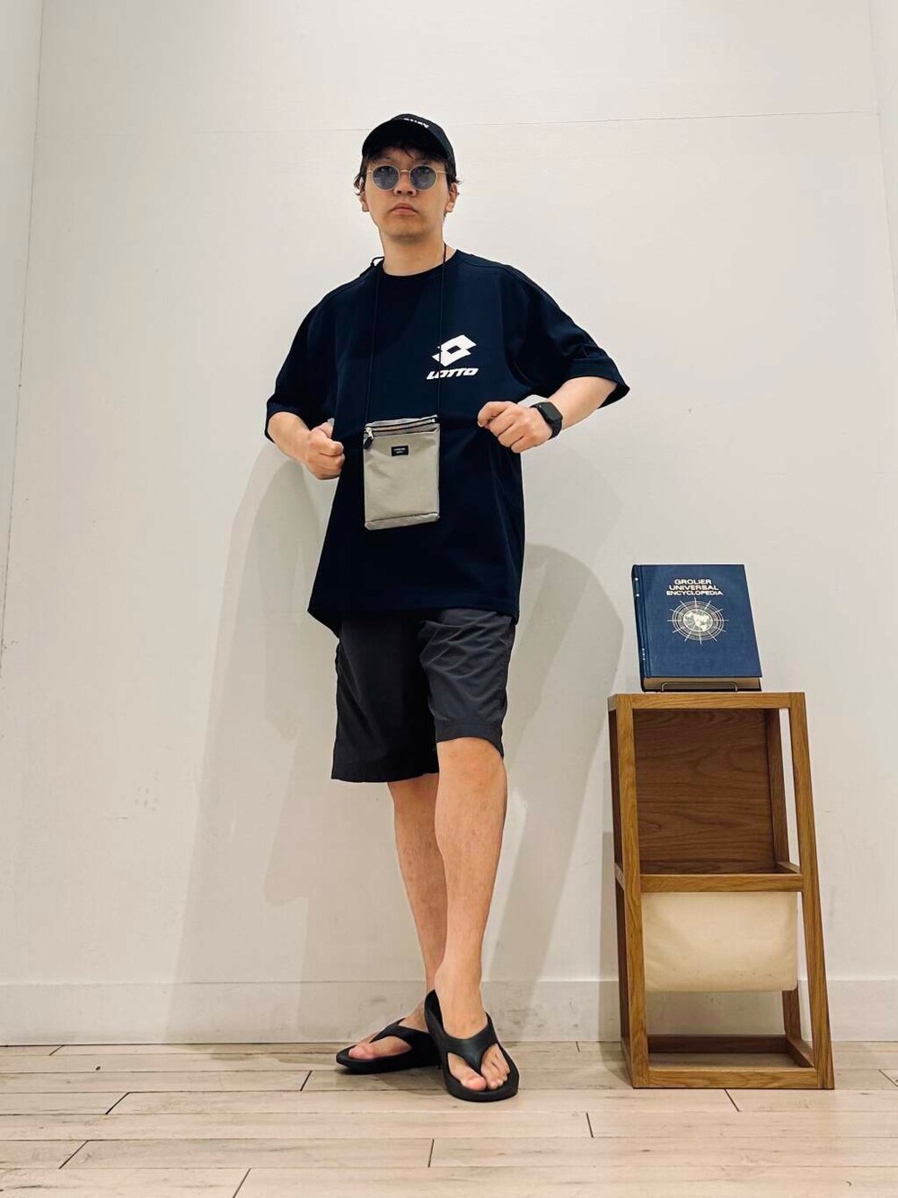 ブラック系のサンダル、ブルー系のTシャツ/カットソー、グレー系のその他パンツを着用したメンズの夏コーディネートの1枚目の写真