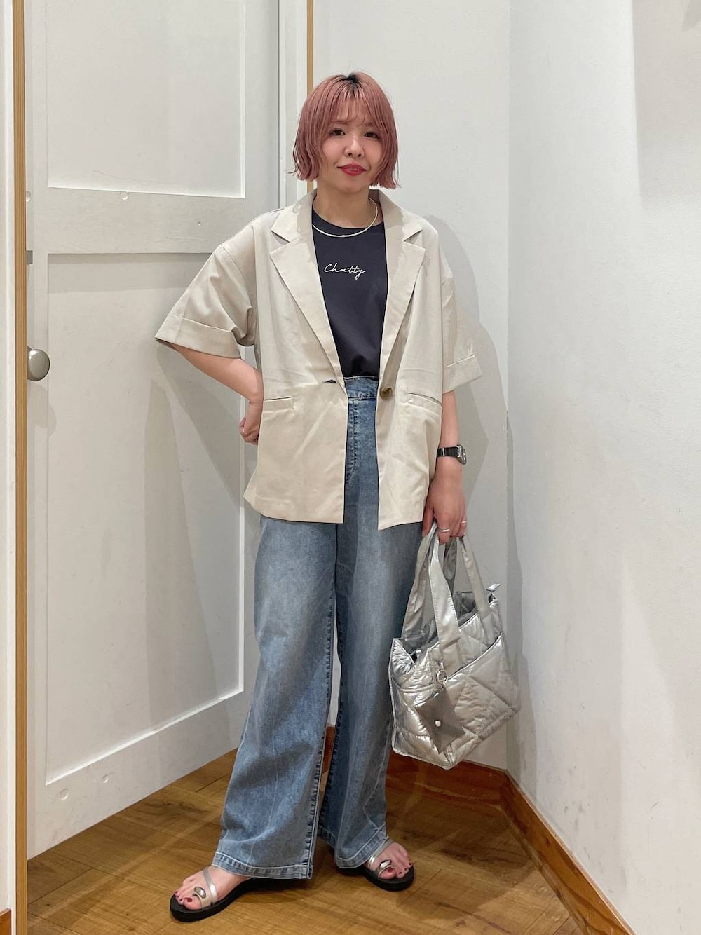 「低身長、カジュアル、体型カバー、ママコーデ、普通_GLOBAL WORK、GLOBAL WORK、低身長_GLOBALWORK、150～155cm_GLOBALWORK、ジャケット、デニムパンツ、接触冷感」｜「GLOBAL WORKの推しごとキルティング2WAYトート/286286（トートバッグ、シルバー系）」を使った、ミカミさん（レディース・153cm）の夏コーディネートの1枚目の写真