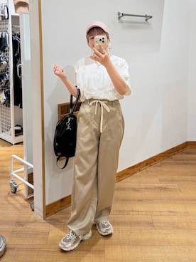 「GLOBAL WORK（グローバルワーク）のGOODチノベイカー冷感パンツ/666403（その他パンツ、ベージュ系）」を使った、ミカミさん（レディース）の夏コーディネート