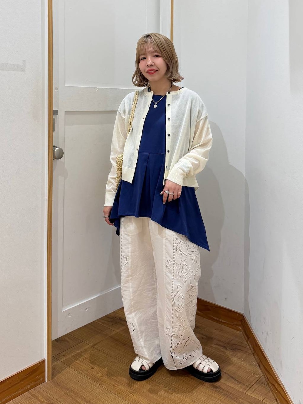 ホワイト系のその他パンツ、ブルー系のTシャツ/カットソー、ベージュ系のカーディガン/ボレロを着用したレディースの春コーディネートの1枚目の写真