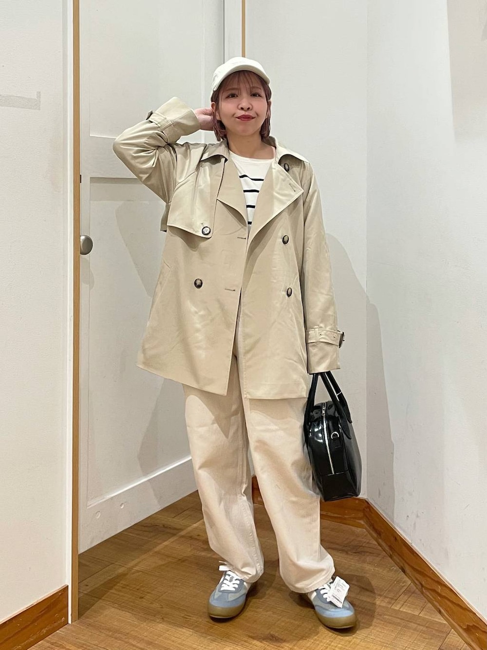「低身長、カジュアル、体型カバー、ママコーデ、普通_GLOBAL WORK、GLOBAL WORK、低身長_GLOBALWORK、150～155cm_GLOBALWORK、コート、デニムパンツ、ニット、キャップ」｜「GLOBAL WORKのエアかるクラシックスニーカー/135751（スニーカー、ブルー系）」を使った、ミカミさん（レディース・153cm）の春コーディネートの1枚目の写真