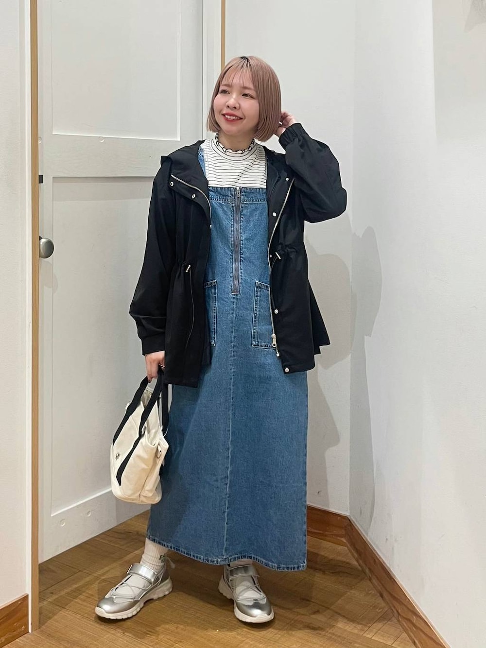「低身長、カジュアル、体型カバー、ママコーデ、普通_GLOBAL WORK、GLOBAL WORK、低身長_GLOBALWORK、150～155cm_GLOBALWORK、サロペット、マウンテンパーカー、スニーカー、インナー、トートバッグ」｜「GLOBAL WORKのBeauteeメローリブ長袖/147624（Tシャツ/カットソー、その他）」を使った、ミカミさん（レディース・153cm）の春コーディネートの1枚目の写真