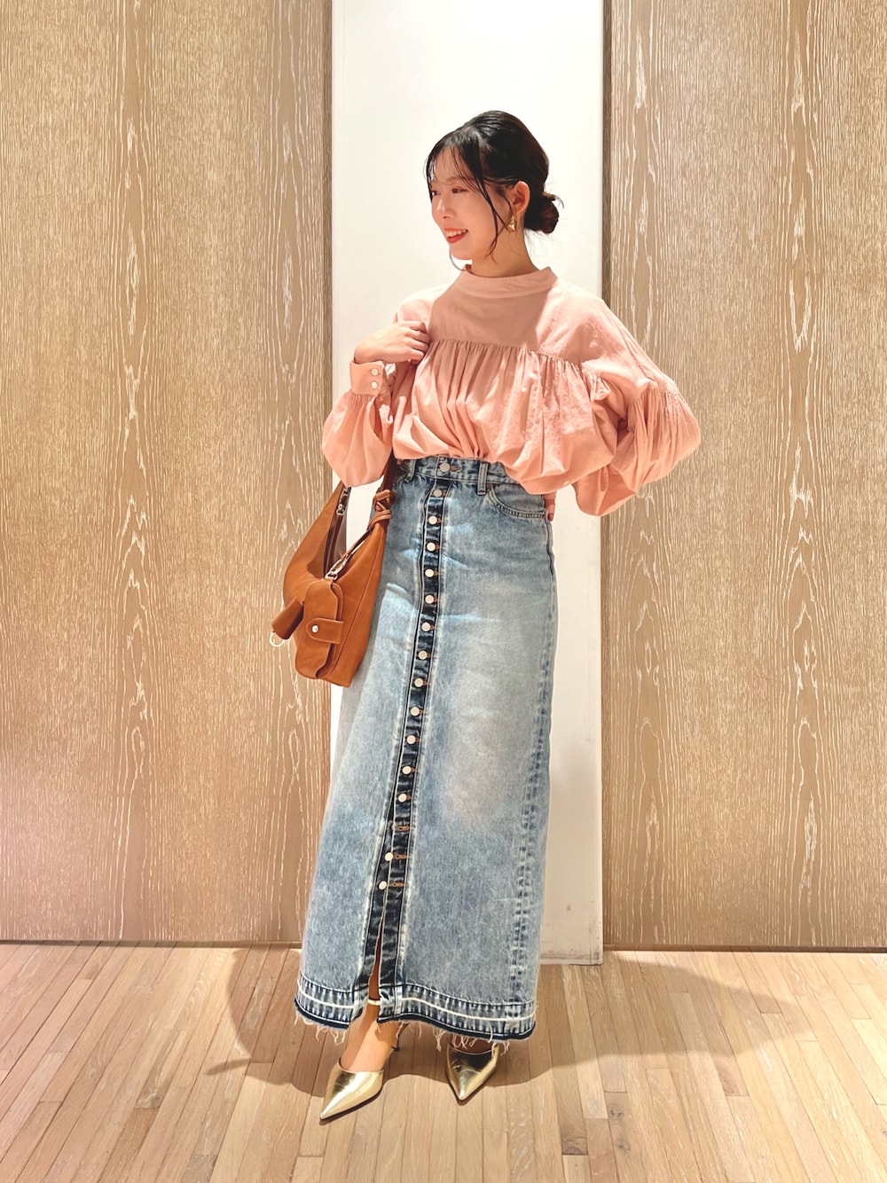「フェミニンコーデ、デニムスカート、whimgazette、ピンクコーデ、ピンクベージュ、ブラウス、春コーデ、春色、春カラー、お出かけコーデ、お出かけスタイル、花見コーデ、花見デート、大人カジュアル、大人かわいい」｜「Whim Gazetteのボタンデニムスカート（デニムスカート、ブルー系）」を使った、wg_Inamuraさん（骨格ウェーブ・レディース・153cm）の春コーディネートの1枚目の写真