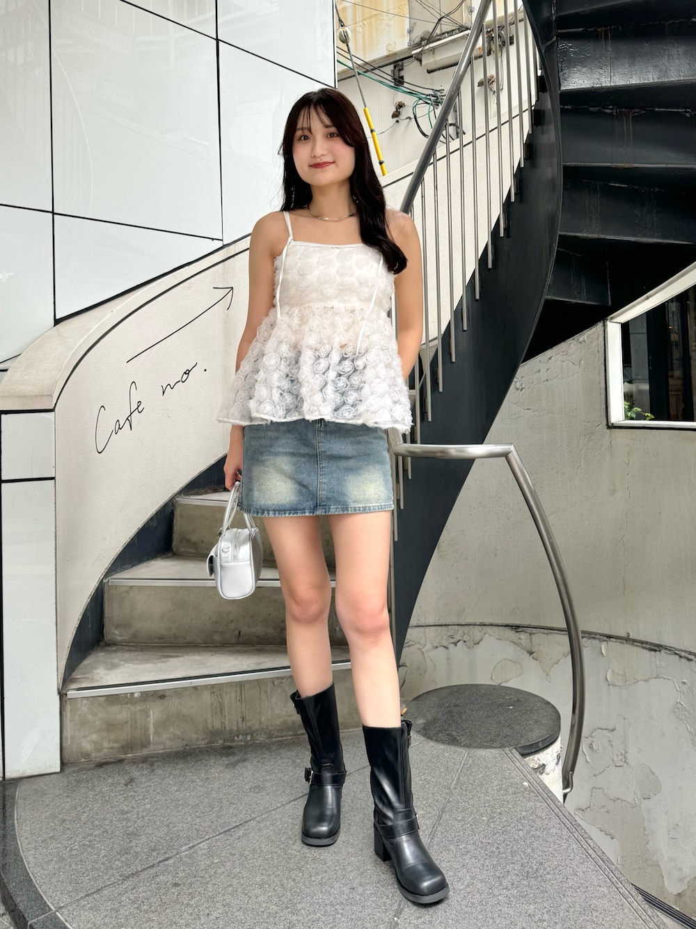 ホワイト系のシャツ/ブラウス、ブラック系のブーツ、シルバー系のボストンバッグを着用したレディースの夏コーディネートの1枚目の写真