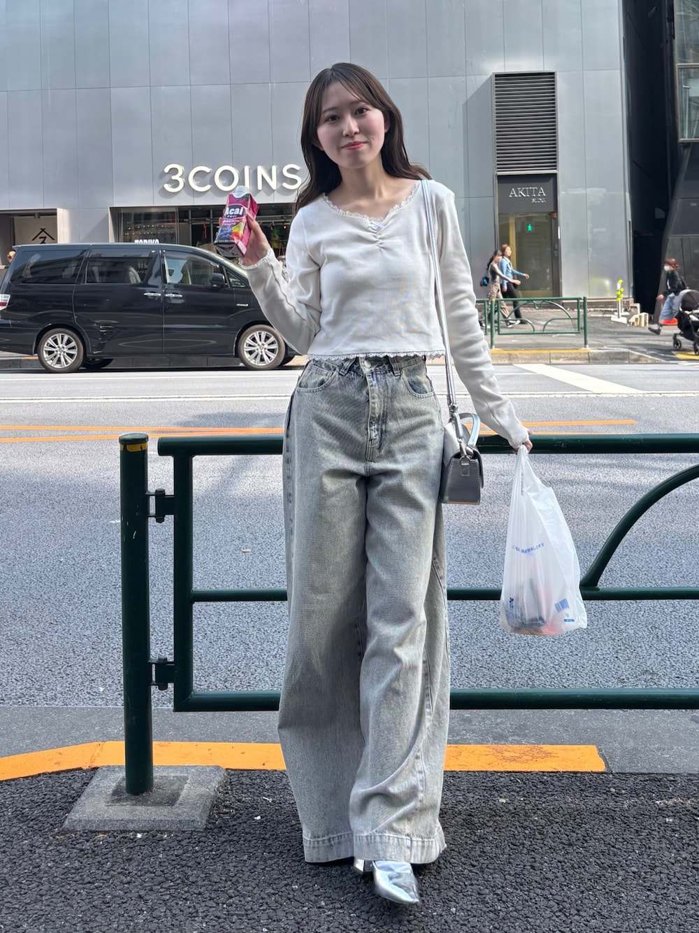 「ロンt、ロンT、デニムパンツ、デニムコーデ、ワイドデニム、ハイウエストパンツ、ハイウエストデニム」｜「Chicoの【新色追加/3サイズ展開】ルーズワイドデニム（デニムパンツ、ブルー系）」を使った、urinchiisさん（骨格ウェーブ・レディース・156cm）の春コーディネートの1枚目の写真