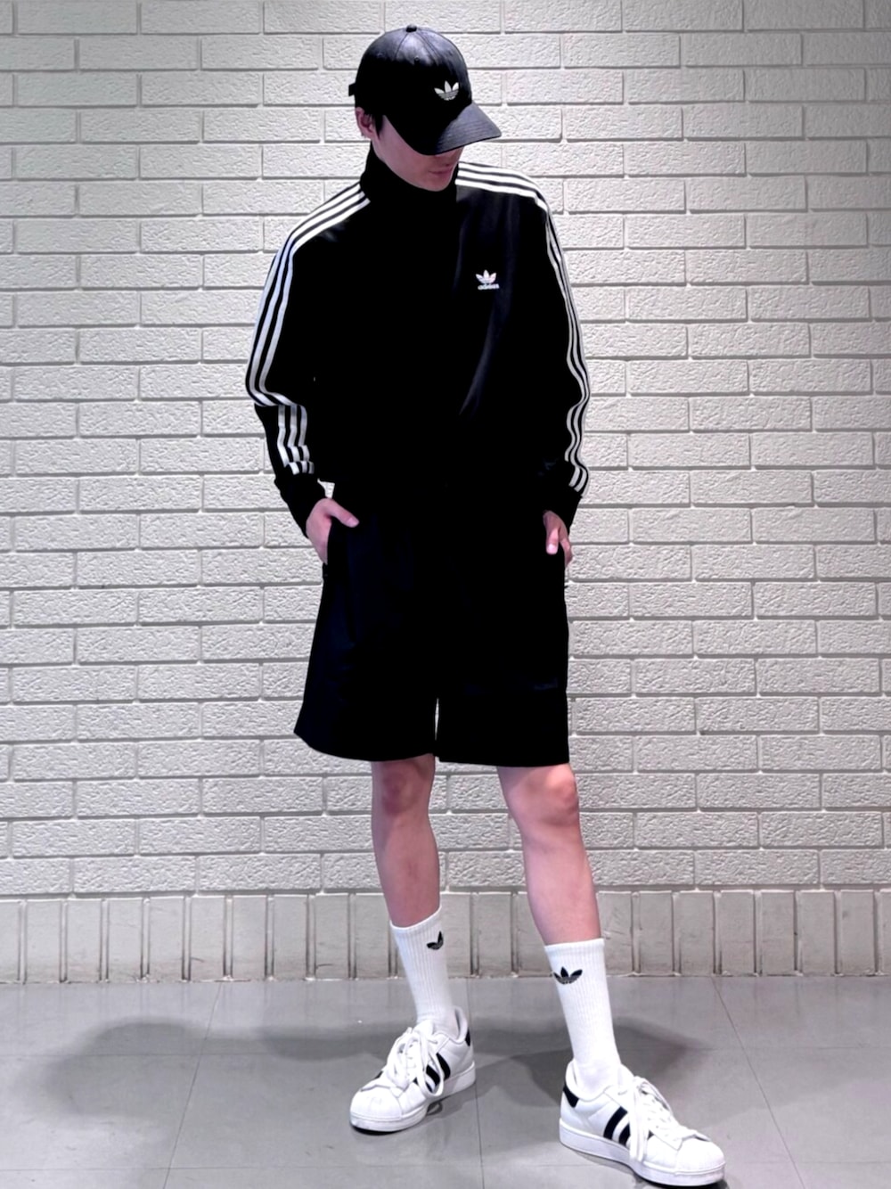 「adidas、adidas originals、adidas superstar、アディダス、アディダスオリジナルス、スケートボード、スケートスタイル、ファイヤーバード、superstar」｜「adidasのスケートボーディング ウォーターショーツ（ジェンダーニュートラル） / ハーフパンツ / アディダスオリジナルス adidas Originals（その他パンツ、ブラック系）」を使った、雄平さん（骨格ナチュラル・メンズ・175cm）の夏コーディネートの1枚目の写真