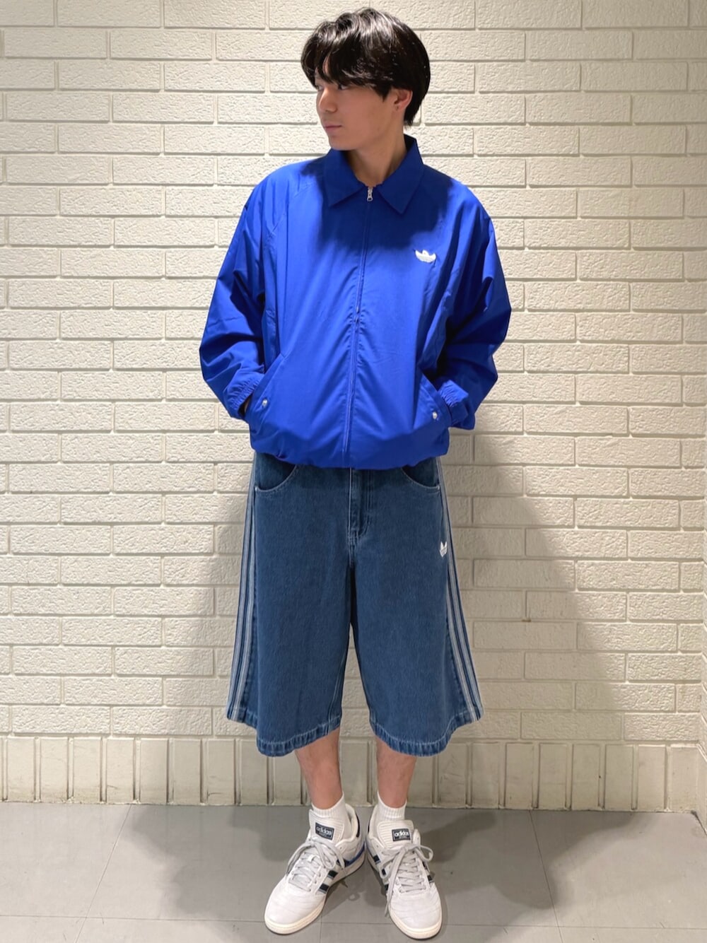 「スニーカー、ジャケット、adidas、アディダス、adidas originals、アディダスオリジナルス、ブセニッツ、スケートボーディング、シュムーフォイル」｜「adidasのシュムーフォイル ジャケット（ジェンダーニュートラル） / アディダスオリジナルス adidas Originals（その他アウター、ブルー系）」を使った、雄平さん（メンズ・175cm）の春コーディネートの1枚目の写真