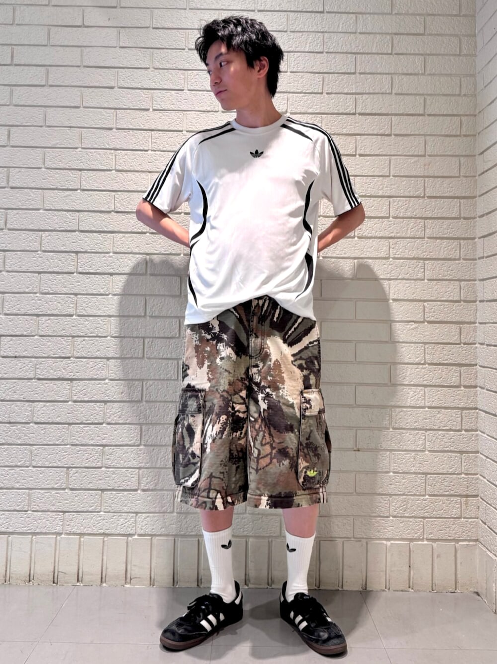 「カモフラ、adidas、ストリート、カーゴパンツ、アディダス、スポーツミックス、adidas originals、アディダスオリジナルス、ストリートカジュアル、samba」｜「adidasのアディカラー チームガイスト 半袖Tシャツ / アディダスオリジナルス adidas Originals（Tシャツ/カットソー、ホワイト系）」を使った、雄平さん（メンズ・175cm）の夏コーディネートの1枚目の写真