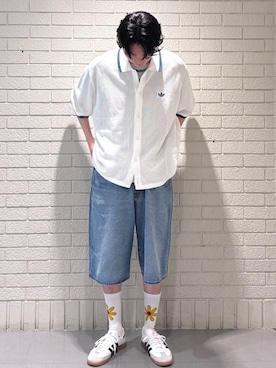 「adidas（アディダス）のアディダス オリジナルス ボタン ニットシャツ（トップス、ホワイト系）」を使った、雄平さん（メンズ・175cm）の春コーディネート