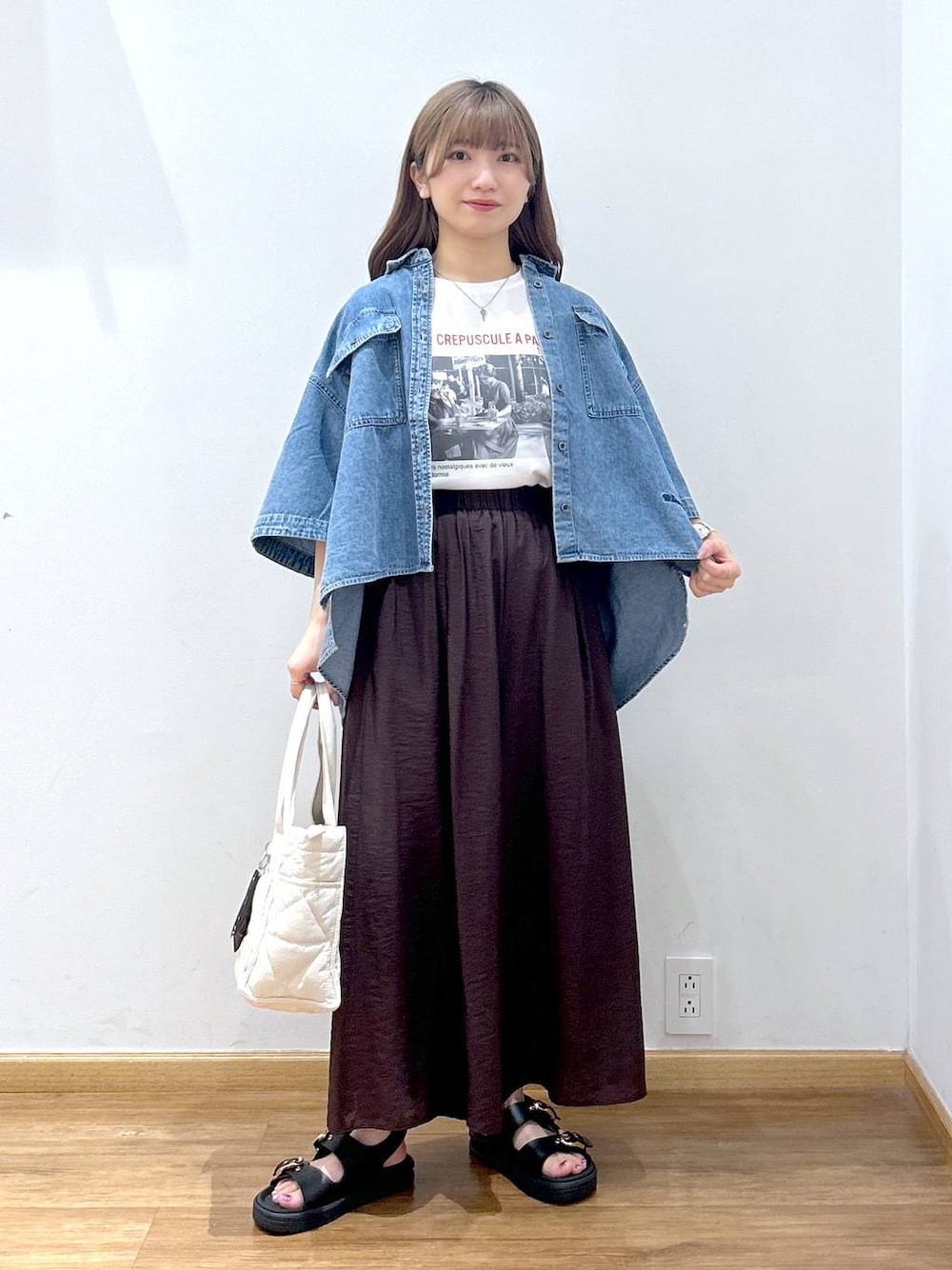 「低身長、フェミニン、きれいめ、カジュアル、ワイドパンツ、Tシャツ、GOOD DENIM_GLOBAL WORK、デニムシャツ、サンダル、ネックレス、バッグ、夏コーデ」｜「GLOBAL WORKのリッチクリーンプリントT半袖/147640（Tシャツ/カットソー、ホワイト系）」を使った、Hikaruさん（レディース・154cm）の夏コーディネートの1枚目の写真