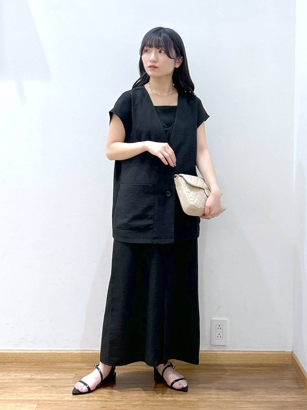 「低身長、フェミニン、きれいめ、カジュアル、ワンピース、タンクトップ、サンダル、バッグ、ネックレス、夏コーデ」｜「GLOBAL WORKのキルティングチェーンショルダー/248204（ショルダーバッグ、ホワイト系）」を使った、Hikaruさん（レディース・154cm）の夏コーディネートの1枚目の写真