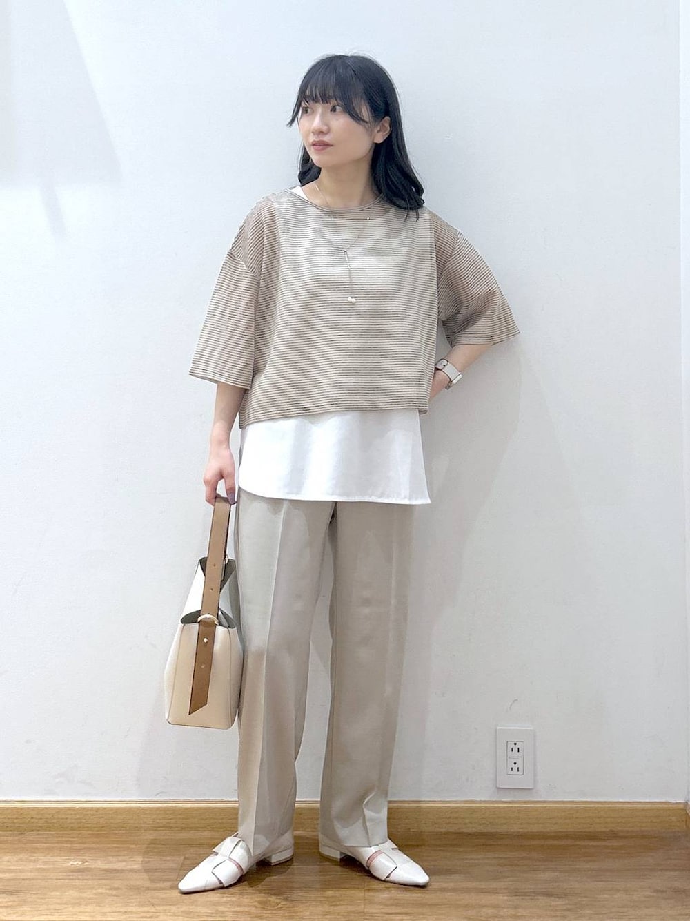 「低身長、フェミニン、きれいめ、カジュアル、パンツ、シアートップス、タンクトップ、パンプス、バッグ、ネックレス、夏コーデ」｜「GLOBAL WORKのスペ軽5WAYショルダー/253022（ショルダーバッグ、ホワイト系）」を使った、Hikaruさん（レディース・154cm）の夏コーディネートの1枚目の写真