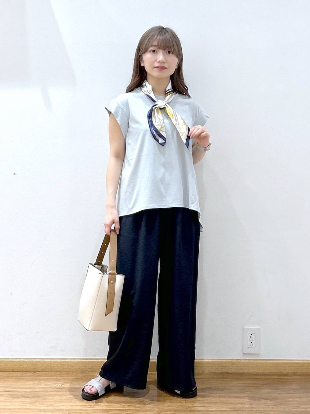 「低身長、フェミニン、きれいめ、カジュアル、ワイドパンツ、接触冷感、スカーフ、サンダル、バッグ、夏コーデ」｜「GLOBAL WORKのスペ軽5WAYショルダー/253022（ショルダーバッグ、ホワイト系）」を使った、Hikaruさん（レディース・154cm）の夏コーディネートの1枚目の写真