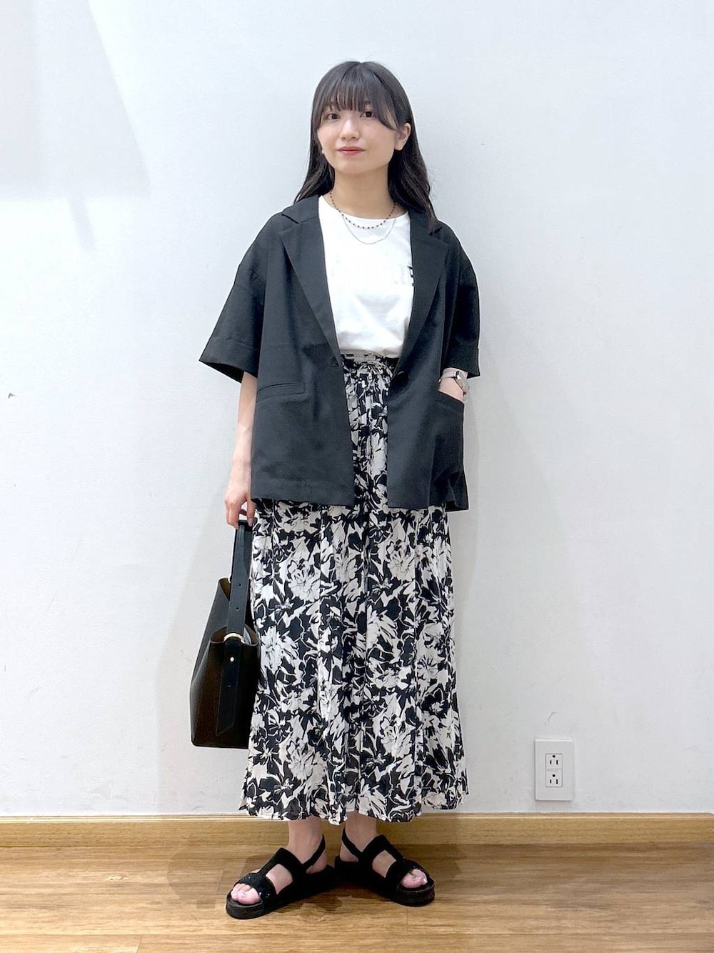「低身長、フェミニン、きれいめ、カジュアル、スカート、Tシャツ、ジャケット、サンダル、バッグ、ネックレス、夏コーデ」｜「GLOBAL WORKのリッチクリーンプリントT半袖/147640（Tシャツ/カットソー、ホワイト系）」を使った、Hikaruさん（レディース・154cm）の夏コーディネートの1枚目の写真