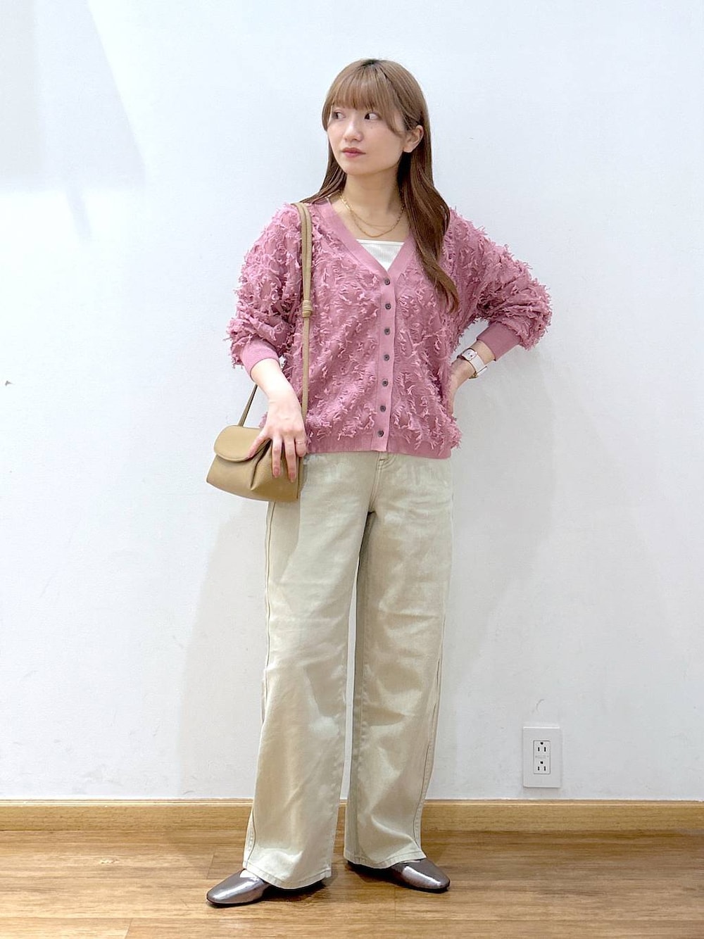 その他のパンプス、ホワイト系のタンクトップ、ベージュ系のデニムパンツを着用したレディースの秋コーディネートの1枚目の写真