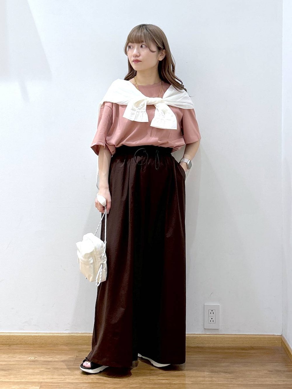「低身長、フェミニン、きれいめ、カジュアル、ワイドパンツ、Tシャツ、シャツ、夏コーデ、ネックレス、サンダル、ショルダーバッグ」｜「GLOBAL WORKのアソート柄シアーシャツ/288604（シャツ/ブラウス、ホワイト系）」を使った、Hikaruさん（レディース・154cm）の夏コーディネートの1枚目の写真