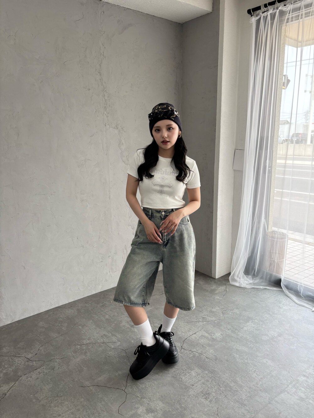 ホワイト系のTシャツ/カットソー、ブルー系のデニムパンツ、ブラック系のスニーカーを着用したレディースの夏コーディネートの1枚目の写真