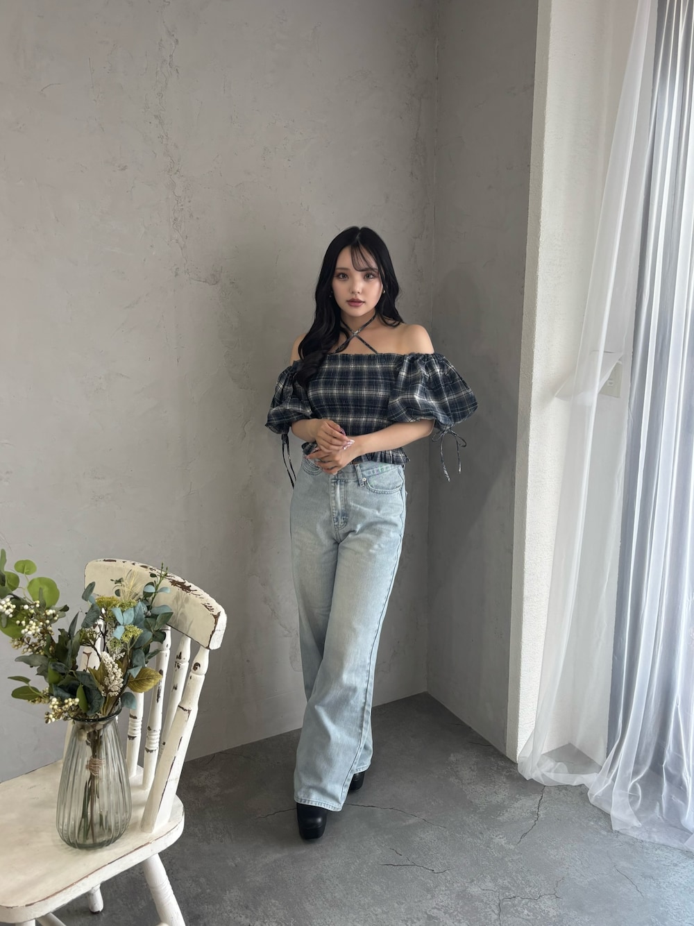 ブルー系のシャツ/ブラウス、ブルー系のデニムパンツを着用したレディースの夏コーディネートの1枚目の写真