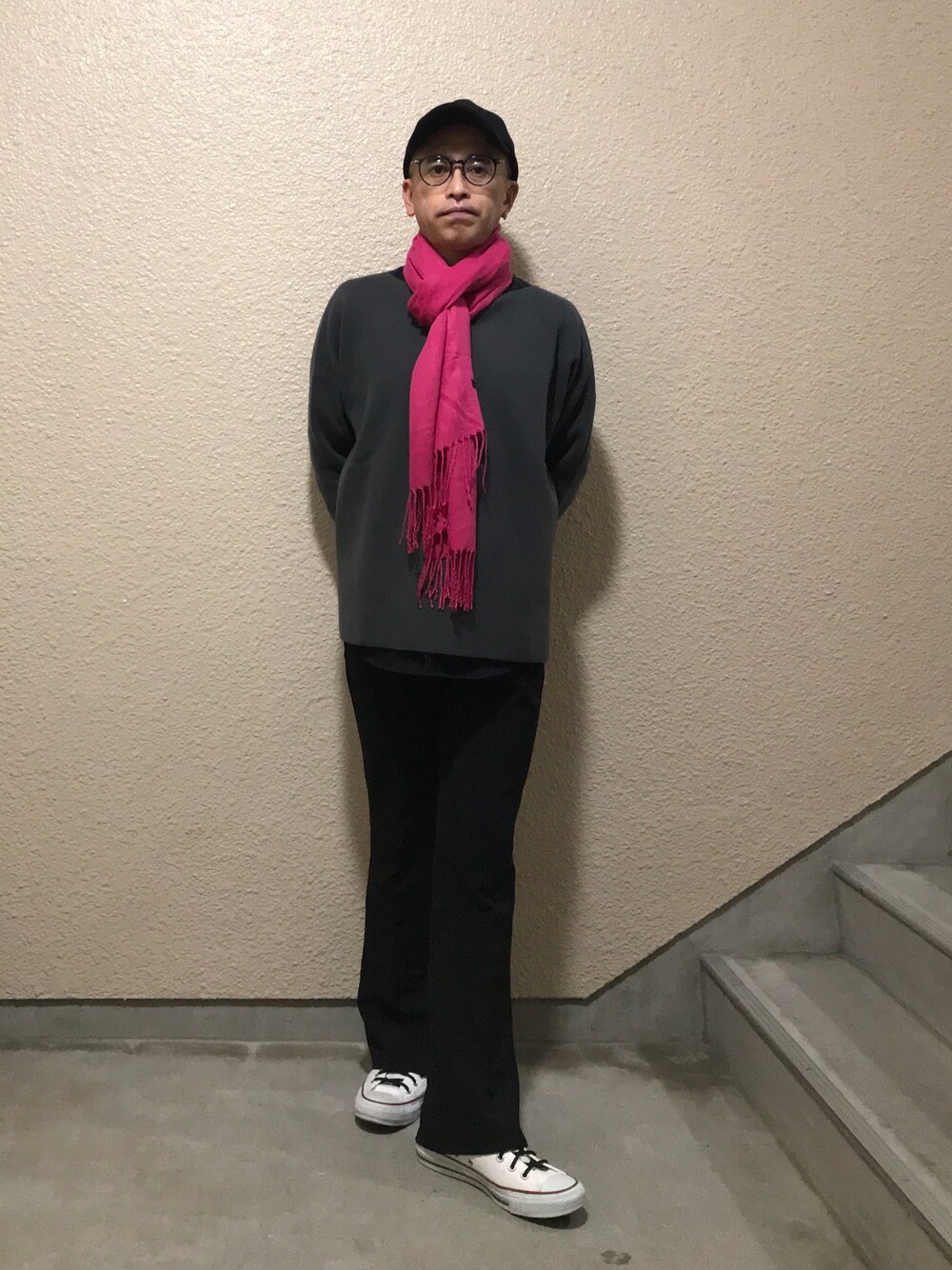 「シンプルコーデ、キレイめ、スニーカー、おしゃれさんと繋がりたい、メンズコーデ、UNIQLO、メガネ男子、キレイめコーデ」｜「no brandのアイテム（ストール/ショール、ピンク系）」を使った、azukiさん（メンズ・162cm）の冬コーディネートの1枚目の写真
